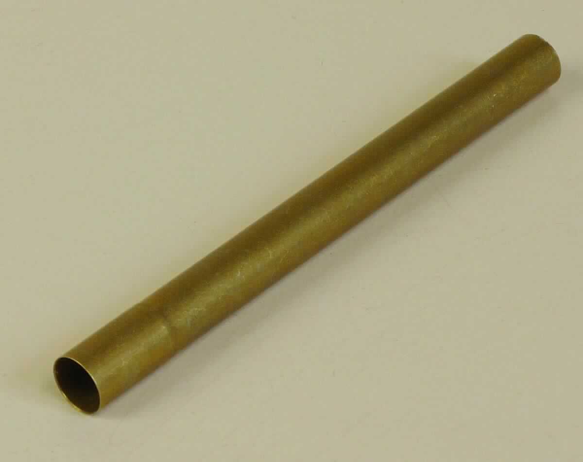 Rohr aus Messing

Bei der Ware handelt es sich um einen geraden Hohlzylinder mit einer Länge von ca. 82 mm und einem Durchmesser von ca. 7 mm mit über die gesamte Länge gleichbleibendem kreisförmigen Querschnitt und gleichmäßiger Wanddicke (Rohr). Das Rohr besteht nach den Angaben aus einer Kupfer-Zink-Legierung (Messing) und wird in Schreibgeräten eingesetzt.

Die Ware ist nach ihrer Beschaffenheit als gerades Rohr aus einer Kupfer-Zink-Legierung in die KN-Unterposition 7411 2110 einzureihen.