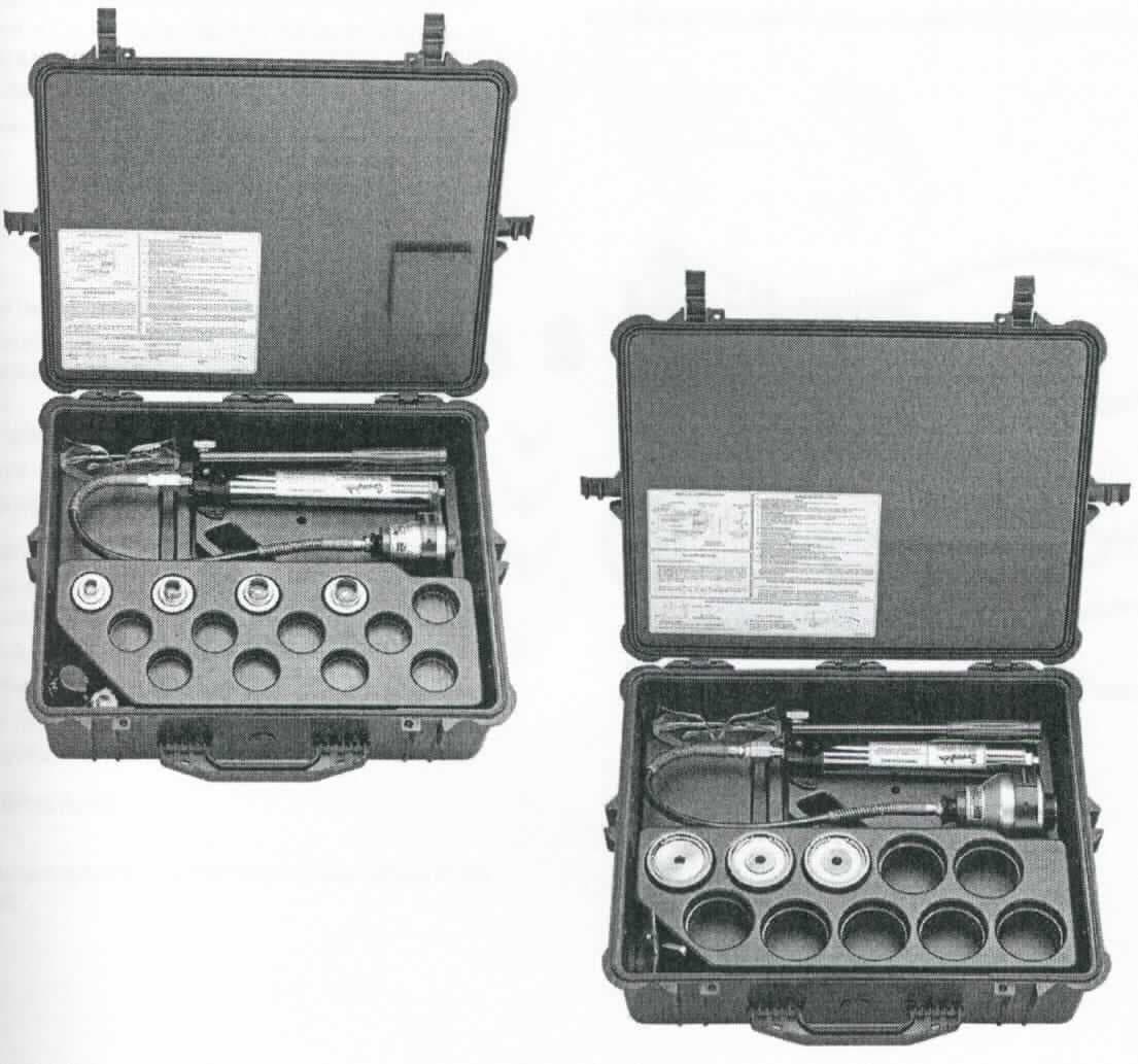 Sog. Hydraulisches Montagewerkzeug AHSU,
- aus einer Grundplatte mit darauf montierter Luftpumpe mit Lufteinlassventil, Einstellhebel 
  mit Stellungskopf und Hydraulikgehäuse mit Mutternhalter (Abbildung siehe Anlage),
- zum Verpressen von Rohrverschraubungsklemmringen aus Metall auf Rohre,
- in einem zum dauernden Gebrauch geeigneten Kunststoffkoffer mit fünf Fasenblöcken, 
  zwei Werkzeugköpfen, einer Prüflehre, zwei Adapterscheiben, einem Schraubendreher,
  einer Schutzbrille und zwei Sprengringzangen (Beipack).
Das Montagewerkzeug bestimmt den Charakter des Ganzen.

"Presse zum Bearbeiten von Metallen, hydraulisch, nicht numerisch gesteuert 
 (Warenzusammenstellung aus Montagewerkzeug -chrakterbestimmend- und Beipack)
 - sog. Montagewerkzeug"