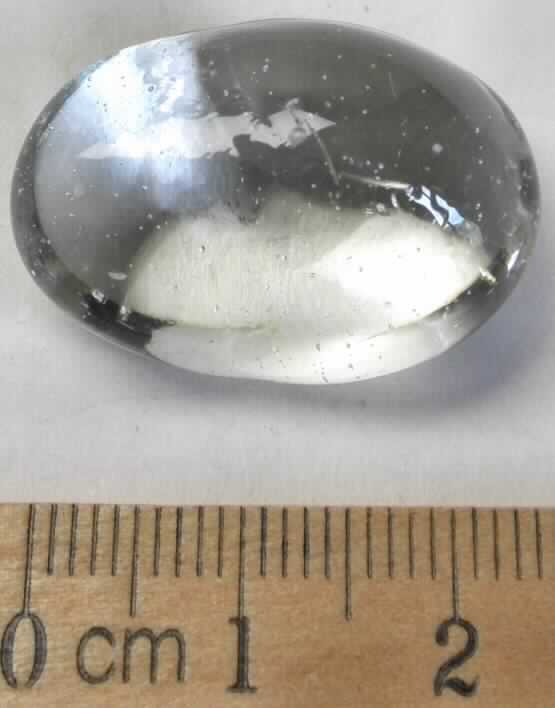 Glaskurzwaren, Glassteine, Foto siehe Anlage, 
- ovale, steinförmige Erzeugnisse aus Glas (transparent und farbig),
- mit glatter Oberfläche und erkennbaren Luftblasen, 
- mit einer durchschnittlichen Länge von 25 mm,
- mit einer durchschnittlichen Breite von 20 mm,
- weder Glasperlen noch Nachahmungen von Perlen, 
- keine Nachahmungen von Edel- oder Schmucksteinen; jedoch den Nachahmungen 
  von Edel- oder Schmucksteinen ähnliche Glaskurzwaren,
- zu Dekorations- und Zierzwecken,
- in einer zur Verpackung üblichen Dose aus Kunststoff verpackt.

"Glaskurzwaren, ähnlich den Nachahmungen von Edel- oder Schmucksteinen"