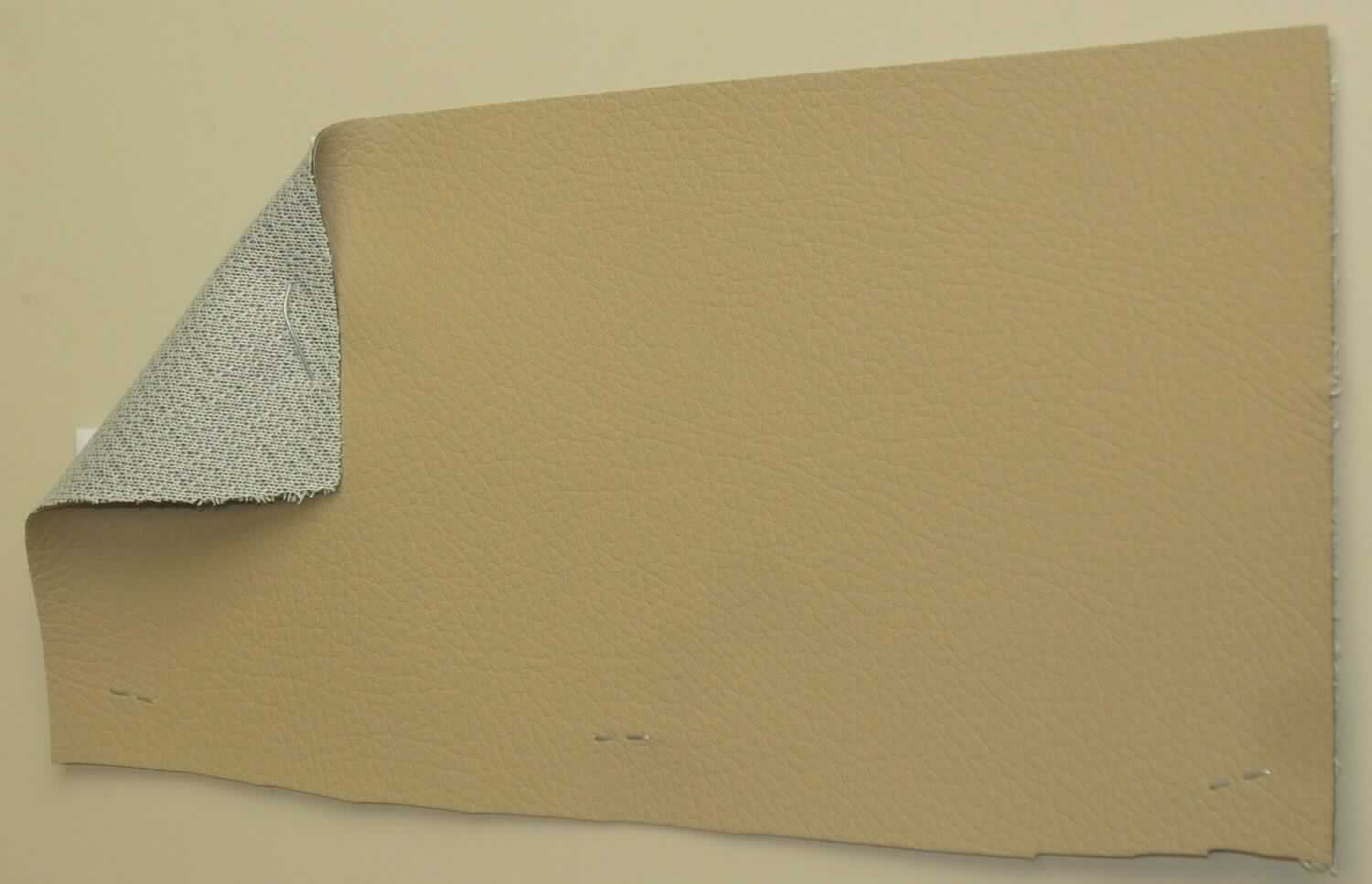 Angaben des Antragstellers:
Acella Brescia
Materialzusammensetzung: PVC
Bezug der Ware als Meterware auf Rollen

Feststellungen an einem Warenmuster:
Es wurde ein Abschnitt eines mehrlagigen Flächenerzeugnisses vorgelegt, bestehend aus einem weißen, undichten Gewirke, welches einseitig mit einer schwarzen und einer hellbraunen (Außenseite) Zellkunststofflage mit Lederstruktur versehen ist. Die Kunststofflage ist augenscheinlich dicker als die Gewirkelage.

Befund:
Es liegt ein mit Gewirke verstärktes Flächenerzeugnis aus Zellkunststoff im Sinne der Unterposition (KN) 3921 1200 vor.