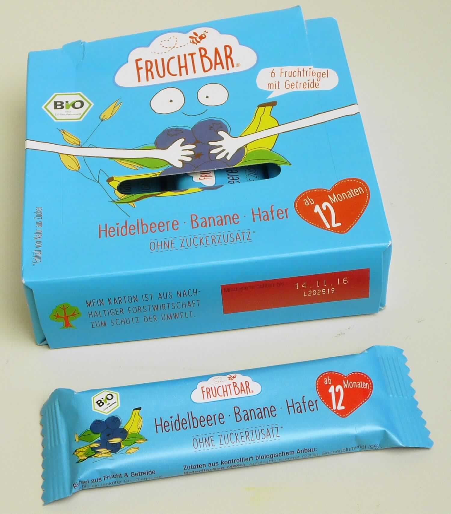 Getreideriegel

Antragsangaben:
RE03732 - Jufico Fruchtbar Fruchtriegel mit Getreide Heidelbeere-Banane-Hafer

Beschaffenheit des vorliegenden Warenmusters:
Bunt bedruckter Faltkarton; der Aufdruck enthält Angaben zum Erzeugnis (Riegel aus Frucht und Getreide; 
Heidelbeere Banane Hafer; 6 x 23 g) und zu den Zutaten (siehe Feld 8); darin 6 bunt bedruckte Schlauchfolien-
beutel mit jeweils einem rötlich-braunen, weichen, brüchigen Riegel (ca. 8,5 cm x 3 cm x 1 cm) aus einer 
Haferflocken und dunkelrote Fruchtstücke enthaltenden, gepressten Masse; Geschmack nach ungerösteten 
Haferflocken, fruchtig, sauer, leicht süß.

Kakao: nach der Zutatenliste nicht enthalten

Getreide (ausgenommen Mais) in Form von Flocken, anderweit weder genannt noch inbegriffen, Riegel aus 
ungerösteten Getreideflocken, kein Müsli, nicht auf der Grundlage von Mais und Reis.
