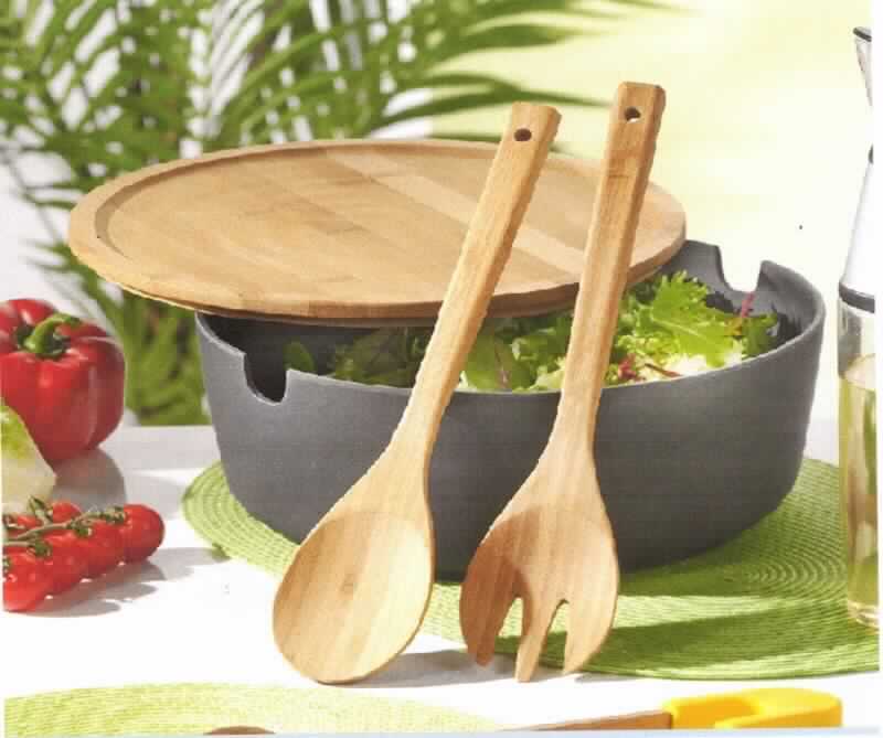 "Salatschale Brooklyn"
- runde, ca. 13 cm hohe Schale aus WPC (Bambusfibre mit Kunststoff lt. Antragsteller), 
  Durchmesser ca. 27 cm, mit Deckel aus Bambus und Salatgabel und -löffel aus Bambus,
- zur Verwendung bei Tisch oder in der Küche.
(Abbildung siehe Anlage)

Der Wert der Holz- und Kunstwaren ist gleich hoch. Hinsichtlich der Bedeutung für die 
Verwendung sind alle Bestandteile gleichbedeutend.
Somit ist kein charakterbestimmender Bestandteil ermittelbar. Die Ware ist der zuletzt in Betracht
kommenden Position zuzuweisen.

"Holzware zur Verwendung bei Tisch oder in der Küche, aus Bambus, kein Brotbrett, keine
 Essstäbchen (Warenzusammenstellung aus Kunststoffschüssel, Holzdeckel und Salatbesteck
 -ohne charakterbestimmenden Bestandteil-)"