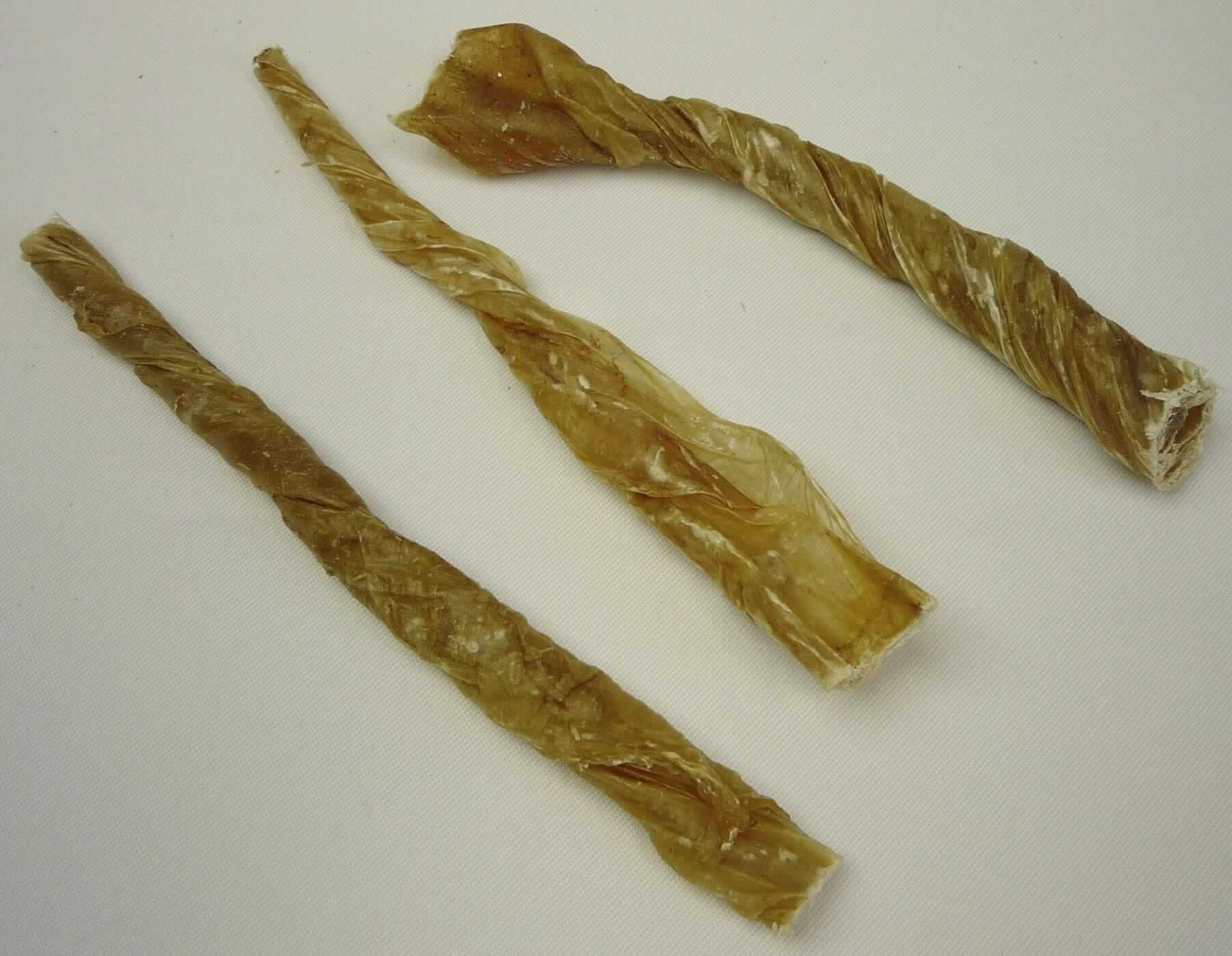 Nach den Angaben der Antragstellerin und dem vorgelegten Warenmuster handelt es sich um getrocknete Kalbsblasen ohne weitere Zusätze, die zu einer Rolle gedreht und in ca. 13 cm lange Stangen geschnitten sind. Die Stangen haben nach den ergänzenden Angaben keine über das Trocknen hinausgehende Bearbeitung erfahren. Sie dienen als Kauartikel für Hunde und sind in einem Kunststoffsack (ohne Etikett) zu 1 kg abgepackt. 

Zolltarifrechtlich handelt es sich um "Blasen von anderen Tieren als Fischen, geteilt, getrocknet"