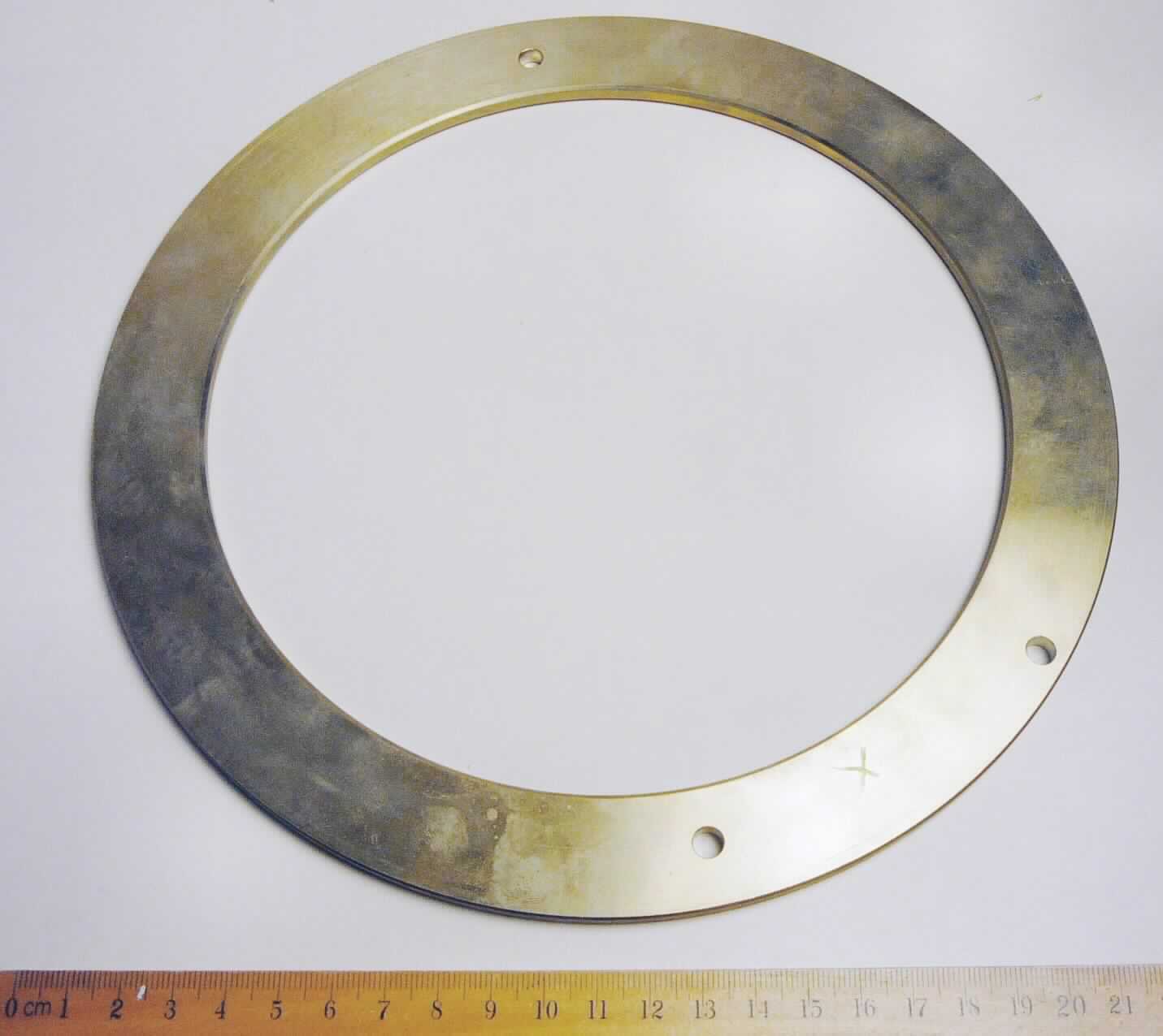 Bei der Ware handelt es sich um ein massives ringförmiges Erzeugnis (Durchmesser ca. 230 mm) aus unedlem Metall, das mit drei spezifischen, kreisrunden Lochungen und an einer Seite mit einer umlaufenden Nut versehen ist. Die Ware wird als Wellengleitlager zum Lagern und Führen von Wellen oder Achsen in unterschiedlichen Bereichen eingesetzt.

Das Erzeugnis ist als "Wellengleitlager, nicht für zivile Luftfahrzeuge" einzureihen.