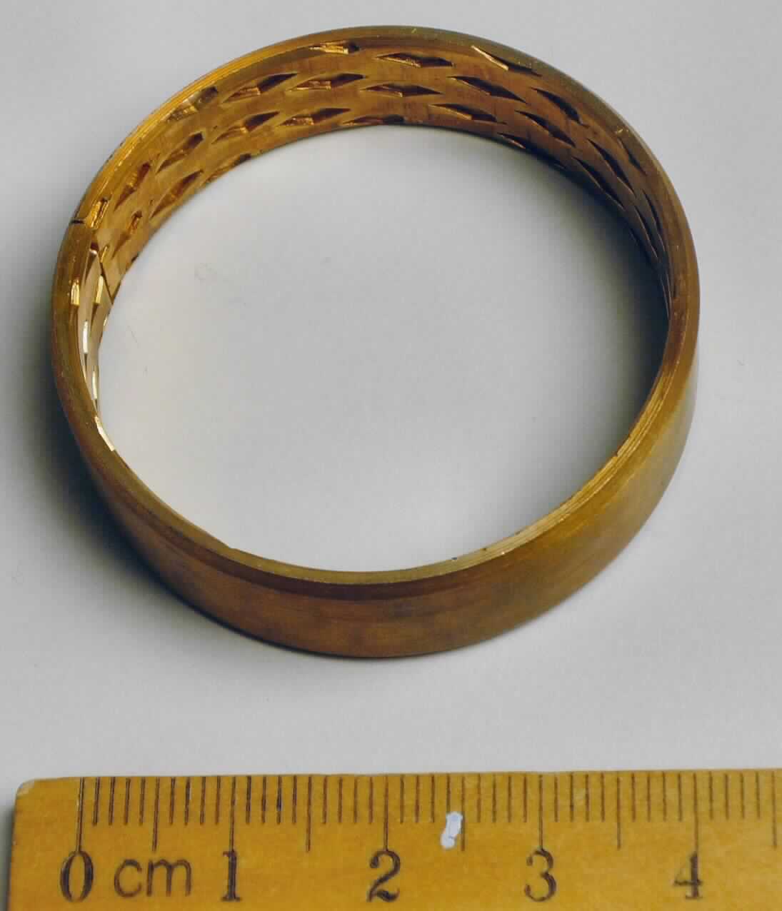 Bei der Ware handelt es sich um einen zylinderförmigen, beidseitig geöffneten Hohlkörper (Durchmesser ca. 44 mm) aus unedlem Metall, der einen axial entlang der Mantelfläche verlaufenden Schlitz und an der Innenseite rautenförmige Schmiernuten aufweist. Die Ware wird als Wellengleitlager zum Lagern und Führen von Wellen oder Achsen in unterschiedlichen Bereichen eingesetzt.

Das Erzeugnis ist als "Wellengleitlager, nicht für zivile Luftfahrzeuge" einzureihen.