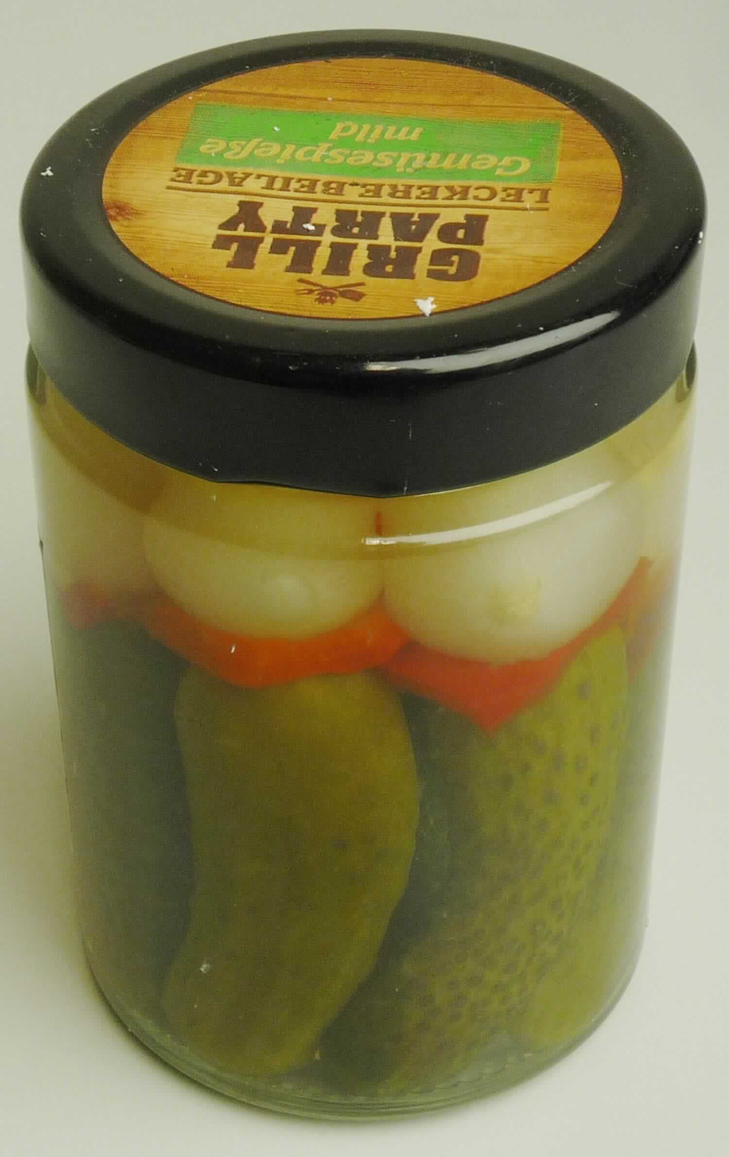 Mischung von Gemüse, mit Essig zubereitet.

Antragsangaben (als zutreffend unterstellt): Gemüsespieße. Zutaten: Essiggurke, Silberzwiebel, Stücke von Babymaiskölbchen, Paprika, Salz, Zucker, Würze. Gesamtsäuregehalt in der Aufgussflüssigkeit (ermittelt für die Sorte "mild"; berechnet als Essigsäure): 12,2 g/L. Aufmachung: in Konservengläsern. Nettogewicht: 290 g; Abtropfgewicht: 170 g.

Beschaffenheit der vorgelegten Warenmuster: Es wurden zwei Konservengläser mit Metallschraubdeckelverschluss vorgelegt, Sorten: mild und scharf. Darin jeweils 7 Gemüsespieße, eingelegt in einer klaren, gelblichen Aufgussflüssigkeit. Zusammensetzung eines Gemüsespießes: auf einem ca. 8 cm langen Kunststoffspieß sind Gemüsestücke in der nachstehenden Reihenfolge aufgezogen: 1 Gurke, 1 Stück Paprika bzw. Chili (je nach Sorte), 1 Stück Perlzwiebel, 1 Stück Maiskölbchen. Geschmack: schwach süß, essigsauer, dem sauer eingelegtem Gemüse entsprechend.
Gehalt an freier flüchtiger Säure i. S. der ZAnm 1 zu Kap 20 (gemäß Angabe): 0,5 GHT oder mehr
Zucker (gemäß Angabe): enthalten

Gemüse, Früchte, Nüsse und andere genießbare Pflanzenteile, mit Essig oder Essigsäure zubereitet oder haltbar gemacht, andere als in den Unterpositionen 2001 1000 bis 2001 9092 der KN genannt, andere, mit Zusatz von Zucker.