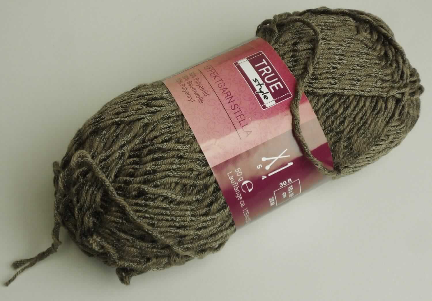 Strickgarn, sog. Effektgarn Stella, Art. NAN3150707, Foto siehe Anlage,
- als Meterware im Knäuel, lt. Antrag mit einer Länge von 125 m,
- laut Untersuchungsergebnis:
-- gefärbtes Garn,
-- zweifach gezwirnt, mit einer S-Drehung als letzter Drehung, u. a. damit kein Nähgarn,
-- bestehend aus einem Maschengarn aus synthetischen Filamenten (lt. Antrag Polyamid) und einem gezwirnten 
   Garn aus Baumwolle und synthetischen Spinnfasern  (lt. Antrag Polyacryl),
-- die Antragsangaben von 50 % Polyamid, 20 % Polyacryl (beides synthetische Chemiefasern) und
   30 % Baumwolle können als zutreffend angesehen werden,
-- mit einem Gewicht von 50 g (in Aufmachung für den Einzelverkauf),
-- mit einem Titer von ca. 4.497 dtex, somit kein Bindfaden der Position 5607.

"Garne aus synthetischen Spinnfasern, kein Nähgarn, in Aufmachungen für den Einzelverkauf, mit einem Anteil
 an synthetischen Spinnfasern von weniger als 85 GHT"
