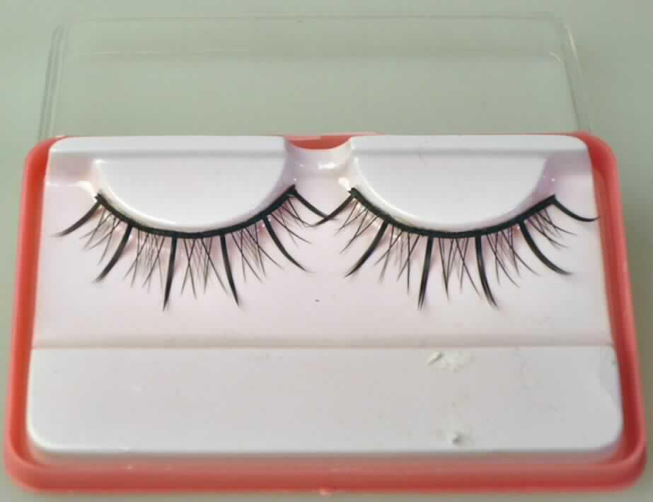 Warenzusammenstellung, bestehend aus Augenwimpern aus Spinnstoffen und einem 
Fläschchen mit Klebstoff, Foto siehe Anlage, in Aufmachung für den Einzelverkauf 
(gemeinsam verpackt in einer Kunststoffschachtel), zur Befriedigung eines speziellen Bedarfs 
(Schminken), bestehend aus:
Augenwimpern aus Spinnstoffen, 
- in Form eines Paares künstlicher Augenwimpernkränze aus synthetischen Spinnstoffen, 
- - leicht gebogene gearbeitete, mit spitz zulaufende Enden,
- einem kleinen Fläschchen mit anderen zubereiteten Klebstoffen, 
- die Augenwimpern aus synthetischen Spinnstoffen bestimmen nach dem Umfang und auf- 
  grund ihrer Bedeutung in Bezug auf die Verwendung den Charakter der Warenzusammen- 
  stellung.

"Warenzusammenstellung bestehend aus Augenwimpern aus synthetischen Spinnstoffen (charakterbestimmend) und anderen zubereiteten Klebstoffen"