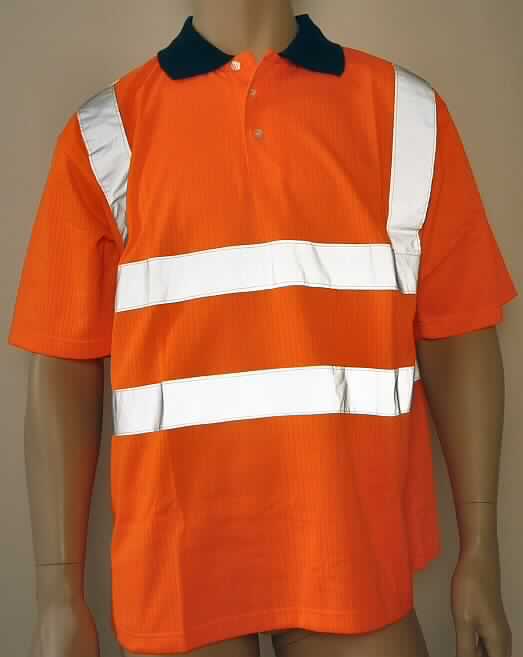 Hemd, sog. Polo-Shirt, warnorange, Art. WPSO, Größe L, Foto siehe Anlage,
- aus ca. 0,8 mm dicken, buntgewirkten Gewirken aus laut Antrag 75 % Polyester (synthetische Chemiefasern)
  und 25 % Baumwolle; mit durchschnittlich mehr als 10 Maschen je linearen Zentimeter in jeder Richtung, 
- über die Taille reichend (Rückenlänge: ca. 73 cm),
- mit einem halsnahen, kontrastfarbenen Umlegekragen,
- vorn mit einer nicht durchgehenden, bis zur Brustmitte reichenden Öffnung mit Knopfverschluss von links 
  über rechts (Männerkleidung), 
- mit kurzen Ärmeln,
- mit ca. 5 cm breiten, reflektierenden Streifen ausgestattet,
- am unteren Rand durch Umschlagen und Festnähen gesäumt,
- das Kleidungsstück erfüllt aufgrund des Schnitts und der Art und der Maschenzahl des Gewirkes die 
  Anforderungen zur Einreihung als Hemd, somit keine Ware der Position 6110.

"Hemd, aus Gewirken, für Männer, aus synthetischen Chemiefasern"