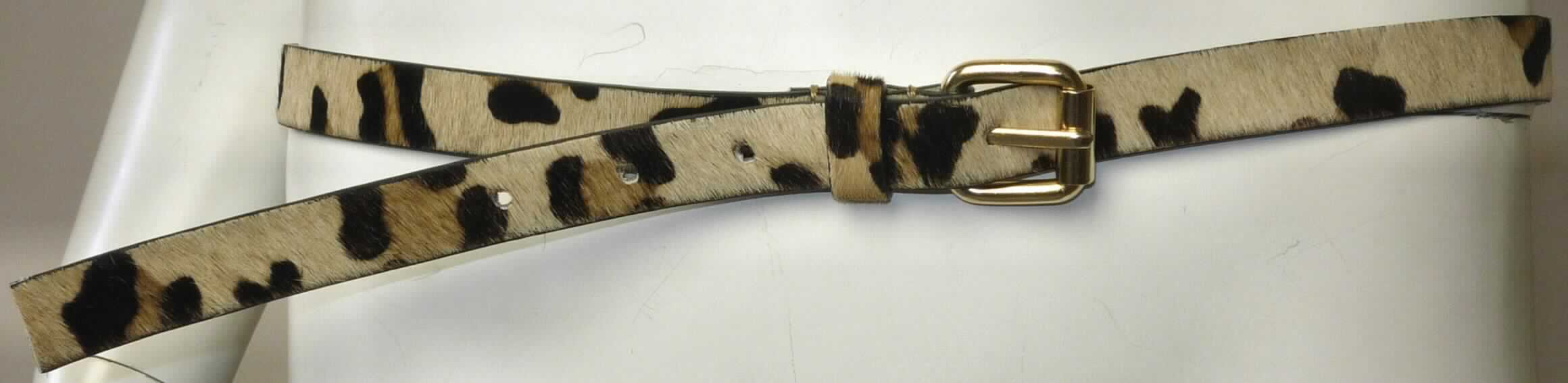 Bekleidungszubehör aus Pelzfellen, sog. Kuhfellgürtel für Damen, Foto siehe Anlage, 
- Gürtel, aus verschiedenen Stoffen (Lagen) zusammengesetzte Ware, bestehend aus: 
- - einer Außenlage aus Pelzfellen (lt. Antrag Kuhfell), 
- - einer Innenlage aus Leder,
- - das Pelzfell bestimmt insbesondere aufgrund des Gesamterscheinungsbildes (Schauseite) den Charakter der
    zusammengesetzten Ware,
- mit einer Länge von ca. 110 cm.

"Bekleidungszubehör (Gürtel), aus Pelzfellen von Kühen"