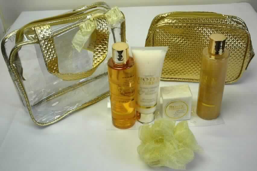 Angaben:
Badeset Body Luxurious in PVC-Tasche, inklusive goldfarbener Kosmetiktasche, 200ml Duschgel, 200ml Schaumbad, 130ml Bodylotion, 120g Seife, und 15g Netzschwamm, Duft: Vanille & Zitronenblüte.

Warenbeschaffenheit:
Durchsichtige Kunststofftasche mit Reißverschluss, Tragegriffen und Schleife mit Etikett (nicht für den dauerhaften Gebrauch geeignet), befüllt mit einer goldfarbenen Kosmetiktasche mit Reißverschluss (ca. 20x13x5cm), einem hellgelben, ziehharmonikaartig gefaltenen Netzschwamm mit Kordelaufhängung, einem weißen, duftenden, rechteckigen, cellophanverpackten Seifenstück (Abmessungen: ca. 6x5x3,5cm; 120g), einer 200ml-Duschgelflasche (gefüllt mit dunkelgelber, klarer, duftender, mit Wasser schäumender Flüssigkeit), einer 200ml-Schaumbadflasche (gefüllt mit dunkelgelber, trüber, duftender, stark mit Wasser schäumender Flüssigkeit) und einer 130ml-Bodylotion-Flasche (gefüllt mit heller, angenehm riechender, dickflüssiger Creme).

Befund:
Organische, grenzflächenaktive Zubereitung zum Waschen der Haut, in Form einer Flüssigkeit, in Aufmachung für den Einzelverkauf.
Für den Einzelverkauf aufgemachte Warenzusammenstellung (Seife, Duschgel, Bodylotion, Schaumbad, Netzschwamm, Kosmetiktasche) für die mobile Körperpflege, bei der im Hinblick auf die Menge und die Bedeutung in Hinblick auf die Verwendung die Waren der Position 3401 (Duschgel und Seife) als charakterbestimmend angesehen werden. Da sowohl die Seife als auch das Duschgel für die Einreihung gleichermaßen in Betracht kommen, wird die Warenzusammenstellung der zuletzt genannten Unterposition zugewiesen.