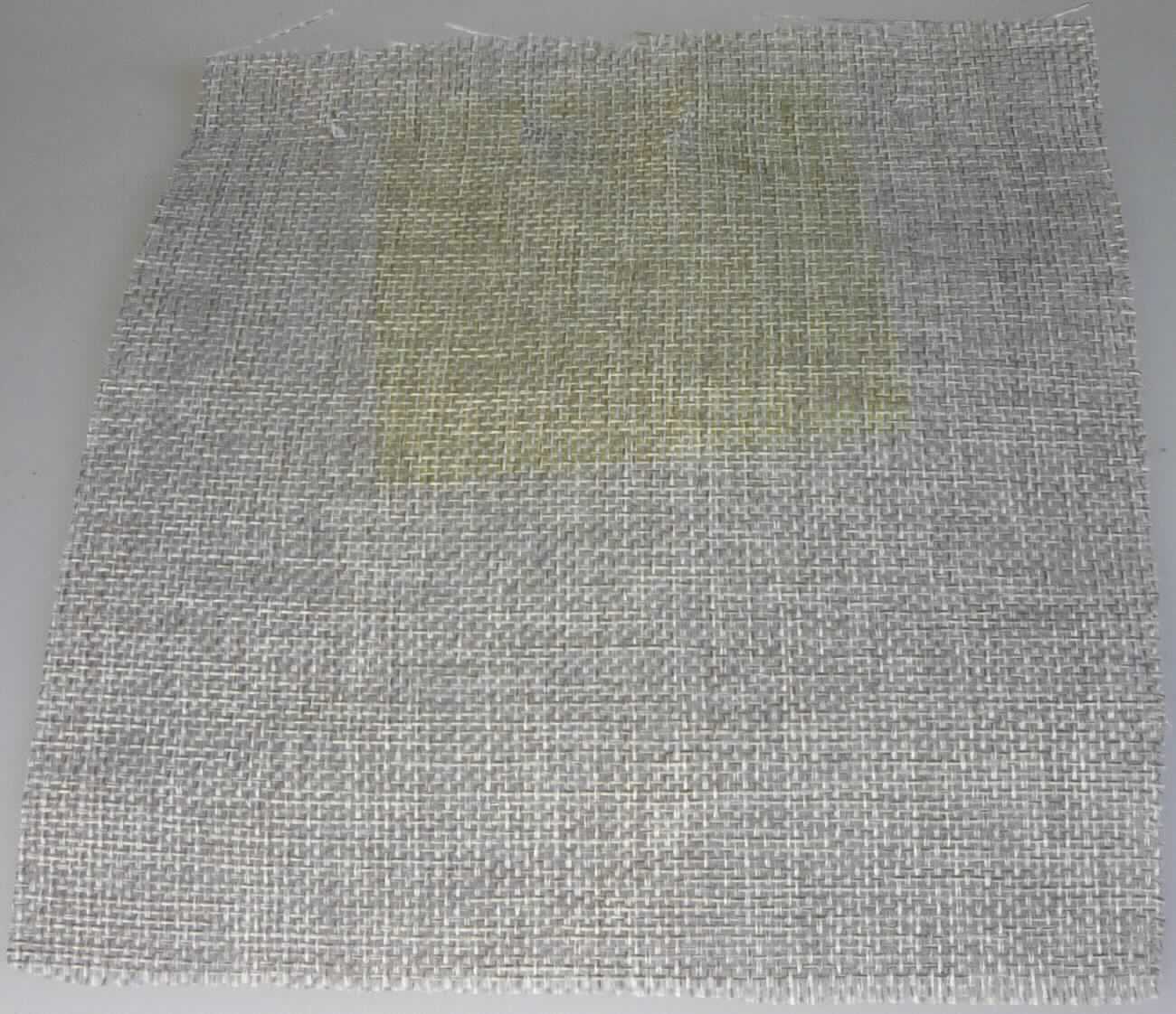 Band, sog. WH Tischläufer auf Rolle, Art. Nr. 705445, Foto siehe Anlage,
- laut Antrag als Meterware auf Rollen, mit einer Länge von 150 cm und einer Breite von 15 cm,
- laut Untersuchungsergebnis:
-- aus einem buntgewebten, leinwandbindigen Gewebe aus ungezwirnten und nicht hochfesten Garnen aus 
   texturierten, synthetischen Filamenten (laut Antrag: Polyester, synthetische Chemiefasern), 
-- an den Längsseiten thermisch verfestigt (somit mit unechten Webkanten), jedoch nicht weitergehend 
   konfektioniert, somit keine Ware der Position 6302,
- kein Samt, Plüsch, Chenille- oder Schlingengewebe,
- keine Elastomergarne oder Kautschukfäden enthaltend.

"Band, keine Ware der Position 5807, anderes als in den Unterpositionen 5806 10 und 5806 20 genannte, 
 aus Chemiefasern, mit unechten Webkanten"