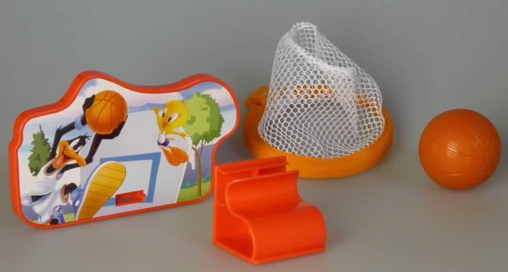 Bei dem Motiv "Daffys Shoot and Slam" der Aktion "Mc Donald's - Active Play 2010" handelt es sich um eine mehrteilige, teilweise noch nicht zusammengesetzte Ware in Form einer Nachbildung eines Basketballspiels, bestehend aus
- einem Zielbrett aus Kunststoff (ca. 14 x 1 x 8,5 cm, L/T/H),
- einem Korb mit einem Ring (Durchmesser: ca. 10 cm) aus Kunststoff und einem Netz aus Spinnstoff,
- einer Halterung aus Kunststoff zur Befestigung sowie
- einem Ball aus orangefarbenem Kunststoff (Durchmesser: ca. 5 cm).

Die in einem Polyethylenbeutel verpackte Ware dient der spielerischen Unterhaltung von Kindern. Hinsichtlich der stofflichen Zusammensetzung ist der Kunststoff charakterbestimmend.
  
Die Ware ist als "anderes als zuvor von der Position 9503 erfasstes Spielzeug aus Kunststoff" einzureihen.