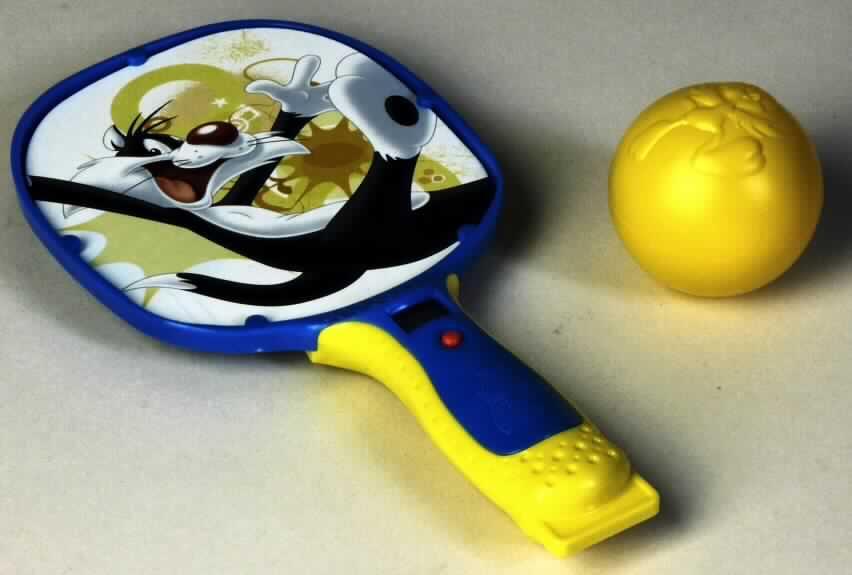 Bei dem Motiv "Sylvester Cat Bat" der Aktion "Mc Donald's - Active Play 2010" handelt es sich um eine mehrteilige Ware in Form eines einfachen Schlägerspiels aus Kunststoff, bestehend aus der Nachbildung eines Tischtennisschlägers mit einem ca. 9,5 x 10,5 cm großen Schlägerblatt und einem ca. 8 cm langen Griff und einem ca. 4 cm großen, gelben Ball mit Tweetymotiv, der an dem Schläger fixiert werden kann.

Die mit einem Beipackzettel in einem Polyethylenbeutel verpackte Ware dient der spielerischen Unterhaltung von Kindern, die den Ball auf dem Schläger aufprallen lassen sollen. Eine auf dem Griff befindliche, elektronische Anzeige gibt die entsprechende Trefferanzahl an.

Die Ware ist als "anderes als zuvor von der Position 9503 erfasstes Spielzeug aus Kunststoff" einzureihen.