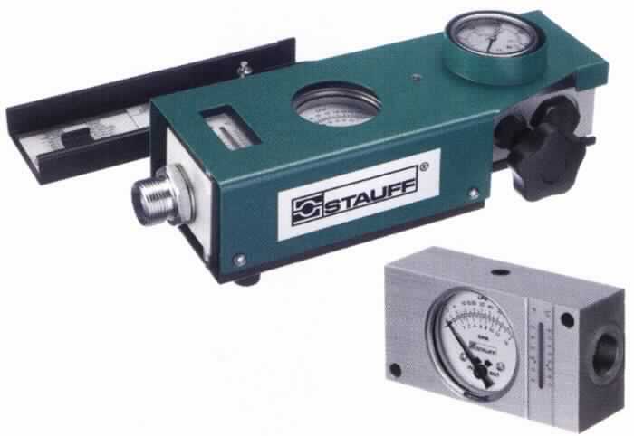 Mechanischer Durchflussmesser, im Wesentlichen bestehend aus einem Gehäuse aus unedlem Metall, mit einem federbelasteten konischen Messkolben, einer analogen Anzeige in l/min sowie zwei Prozessanschlüssen. Das Gerät ist in verschiedenen Ausführungen erhältlich (siehe beispielhafte Abbildung in der Anlage). Es dient der Messung und Anzeige des Durchflusses von Flüssigkeiten. Die vorbeiströmende Flüssigkeit drückt gegen den Kolben, wodurch dieser verschoben wird. Die Bewegung des Kolbens ist proportional der Durchflussmenge und wird magnetisch auf die Anzeige übertragen. Der Durchfluss kann auf dieser abgelesen werden.
Die Ware wird als "nichtelektronisches Gerät zum Messen oder Überwachen des Durchflusses von Flüssigkeiten (Durchflussmesser), ausgenommen Instrumente, Apparate und Geräte der Position 9014, 9015, 9028 oder 9032" eingereiht.