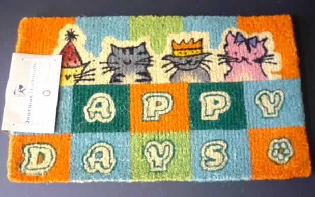 Fußbodenbelag, sog. Fußmatte HAPPY DAYS (Art. 40050), siehe Foto,
- rechteckig; in den Abmessungen 44 cm x 73 cm,
- mit einer Dicke von 3 cm (einschließlich Flor),
- aus Kokosfasern (= keine Flechtstoffe, somit keine Ware der Position 4601) in Webtechnik abgepasst 
  hergestellt (konfektioniert); weder getuftet noch beflockt; mit einem eingewebten Flor aus Kokos,
- bedruckt,
- weist durch seine Festigkeit, Dicke und Widerstandsfähigkeit die charakteristischen Merkmale eines 
  Fußbodenbelags auf.
