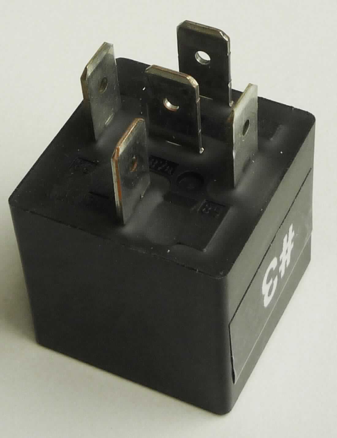 Sog. Automative Relay, Nr. 896H-1CH-S-T 00124VDC,
- in einem Kunststoffgehäuse mit einer Spule und einer Diode sowie mit mehreren Anschlüssen,
- mit einer Spulenspannung von 24 V und einem Laststrom von mindestens 30 A, 
- zum elektromagnetischen Schalten.

Die Ware wird als "elektrisches Gerät zum Schließen und  Unterbrechen von elektrischen Stromkreisen, Relais, für eine Spannung von 60 V oder weniger, für eine Stromstärke von mehr als 2 A, nicht für bestimmte Luftfahrzeuge, keine Ware des TARIC-Codes 8536 4190 40 0 oder 8536 4190 50" eingereiht.

Anlage: 1 Abbildung