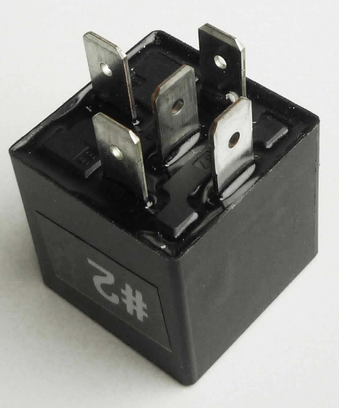 Sog. Automative Relay, Nr. 896H-1CH-C-R1 U0312VDC, 
- in einem Kunststoffgehäuse mit einer Spule und einem Widerstand sowie mit mehreren Anschlüssen,
- mit einer Spulenspannung von 12 V und einem Laststrom von mindestens 30 A, 
- zum elektromagnetischen Schalten.

Die Ware wird als "elektrisches Gerät zum Schließen und  Unterbrechen von elektrischen Stromkreisen, Relais, für eine Spannung von 60 V oder weniger, für eine Stromstärke von mehr als 2 A, nicht für bestimmte Luftfahrzeuge, keine Ware des TARIC-Codes 8536 4190 40 0 oder 8536 4190 50" eingereiht.

Anlage: 1 Abbildung