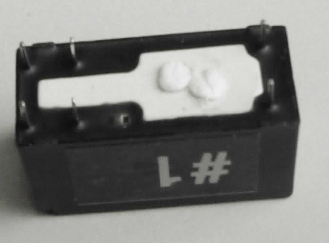 Sog. High rating miniature PCB Relay, Nr. 888H-1AC-F-C E220/240VAC,
- in einem Kunststoffgehäuse mit einer Spule und mehreren Anschlüssen,
- mit einer Spulenspannung von über 60V und einem Laststrom von 17 A, 
- zum elektromagnetischen Schalten in verschiedensten Geräten.

Die Ware ist als "elektrisches Gerät zum Schließen und Unterbrechen von elektrischen Stromkreisen (Relais), für eine Spannung von mehr als 60 V, nicht für bestimmte Luftfahrzeuge, keine Ware der TARIC-Codes 8536 4900 30 bis 8536 4900 91" einzureihen.

Anlage: 1 Abbildung