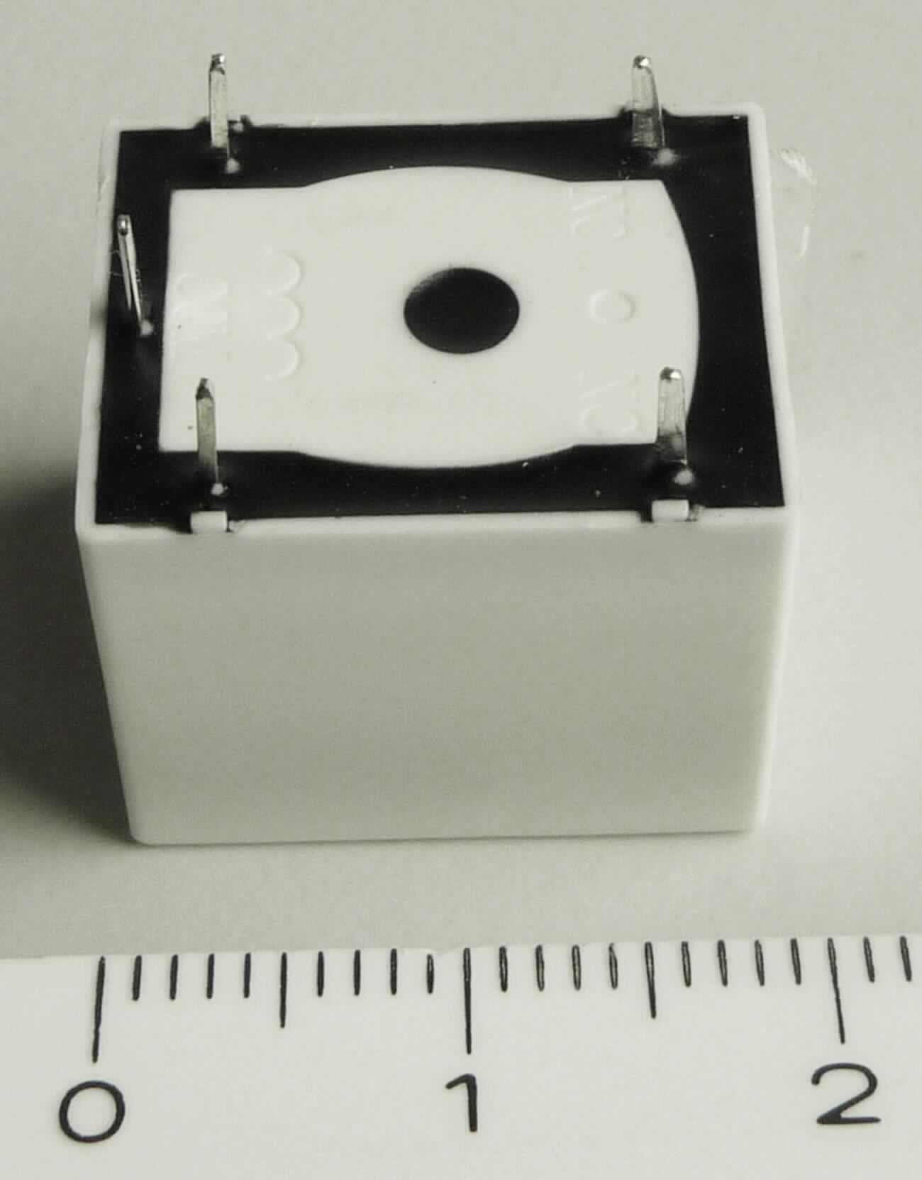 Miniature PCB-Relay flux tight, NF8-001E24,
- in einem Kunststoffgehäuse mit einer Spule und mehreren Anschlusspins,
- mit einer Spulenspannung von 24 V und einem Laststrom von 10 A,
- mit einem Abstand zwischen den Anschlusspins des Lastkreises von 15 mm,
- zum elektromagnetischen Schalten.

Die Ware wird als "elektrisches Gerät zum Schließen und  Unterbrechen von elektrischen Stromkreisen, Relais, für eine Spannung von 60 V oder weniger, für eine Stromstärke von mehr als 2 A, nicht für bestimmte Luftfahrzeuge,   keine Ware des TARIC-Codes 8536 4190 40 0 oder 8536 4190 50" eingereiht.

Anlage: 1 Abbildung