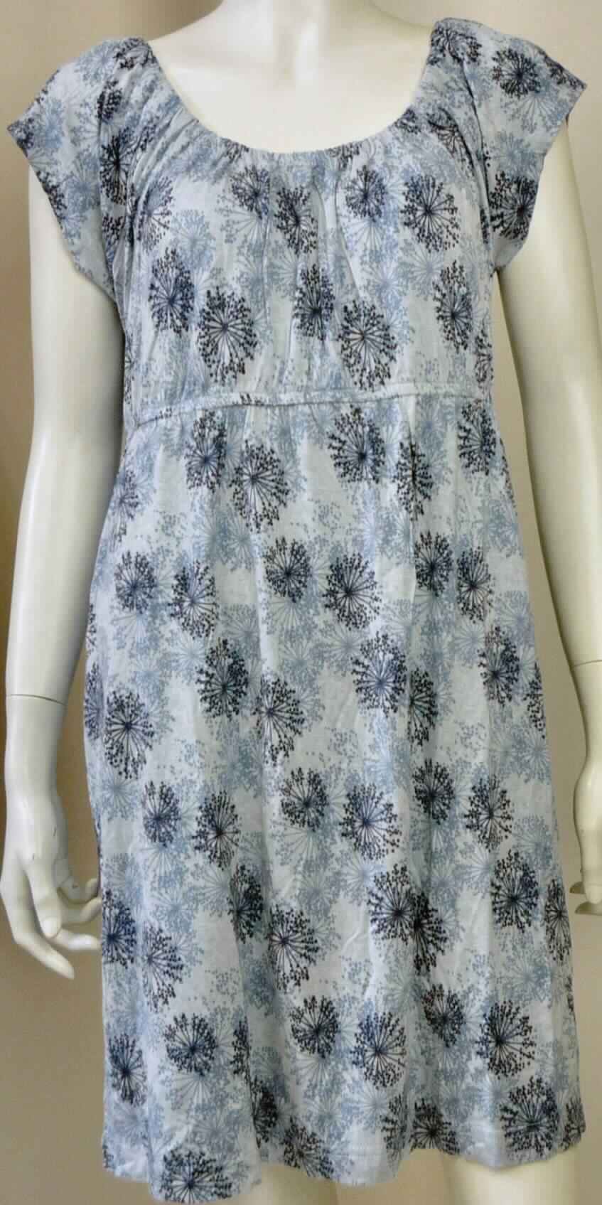 Kleid, sog. Damen Longshirt/ Kleid 153822/154120, Größe S, M und L, Foto siehe Anlage,
- veranschaulicht durch ein Warenmuster in der Größe L,
- verpackt in einem Polybeutel mit Pappeinleger,
- aus ca. 0,6 mm dicken, buntbedruckten (hell- und dunkelblauen) Gewirken aus laut Antrag 100 % Viskose 
  (künstliche Chemiefasern), 
- über den Schritt reichend (Rückenlänge: etwa 83 cm); kann aufgrund der Länge ohne ein 
  weiteres, den Unterkörper bedeckendes Kleidungsstück getragen werden,
- mit einem runden, halsfernen Ausschnitt; am Rand mit einem eingenähten, elastischen Band gerafft,
- mit sehr kurzen Ärmeln (sog. überschnittenen Schultern),
- ohne Öffnung und ohne Verschluss, 
- unterhalb der Brust mit einem eingenähten, elastischen Band ausgestattet, 
- am unteren Ende und an den Ärmelabschlüssen durch Umschlagen und Festnähen gesäumt. 

"Kleid, aus Gewirken, für Frauen, aus künstlichen Chemiefasern"