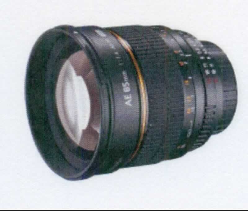 Objektive mit der Artikelbezeichnung: "walimex pro 85/1,4" (Artikelnummern: 15796, 15797, 15798, 16586, 16837, 17218, 20121, 20122, 20123, 20124), in Form von Warenzusammenstellungen in Aufmachung für den Einzelverkauf, 
- im Wesentlichen bestehend aus 9 vergüteten Glaslinsen in 7 Gruppen in einem Gehäuse aus Metall (Durchmesser: ca. 78 mm, max. Länge: 101 mm) mit Springblende, Innenfokussierung und manueller Fokussierung sowie aufriegelbarer Gegenlichtblende. Die Objektive haben eine Brennweite von 85 mm und dienen je nach angesetzter Kamera als Porträt- Landschafts- oder Teleobjektive. 
1 Abbildung: siehe Anlage

Die Objektive (charakterbestimmender Bestandteil in Bezug auf die Verwendung) sind gemeinsam verpackt mit zwei Objektivdeckeln, einer Gegenlichtblende und einer Objektivbeutel.

Die Waren werden als "gefasstes optisches Element aus optisch bearbeitetem Glas, Objektiv, für Kameras, mit einer Brennweite von nicht weniger als 25 mm und nicht mehr als 150 mm, bestehend aus Linsen aus Glas, mit einem Durchmesser von nicht weniger als 60 mm und nicht mehr als 190 mm" eingereiht.