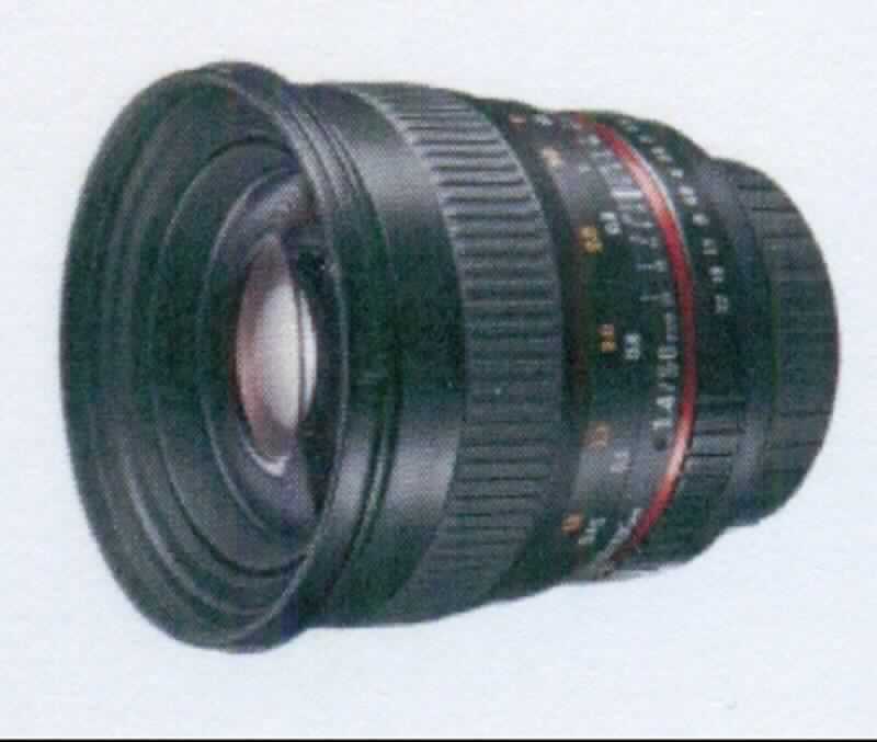 Objektive mit der Artikelbezeichnung "walimex pro 50/1,4" (Artikelnummern: 20391, 20392, 20393, 20394, 20395, 20396, 20397, 20398, 20399, 20400), im Wesentlichen bestehend aus 9 Linsen in 6 Gruppen in einem gemeinsamen Gehäuse (Durchmesser: ca. 81,6 - 100 mm, max. Länge: 75 mm - 81 mm) zum manuellen Einstellen von Schärfe und Blende sowie der Möglichkeit von Blendenrastung in halben Werten. Die Objektive haben eine Brennweite von 50 mm und dienen der Fotografie. 
1 Abbildung: siehe Anlage

Die Waren werden als "gefasstes optisches Element aus optisch bearbeitetem Glas, Objektiv, für Kameras, mit einer Brennweite von nicht weniger als 25 mm und nicht mehr als 150 mm, bestehend aus Linsen aus Glas, mit einem Durchmesser von nicht weniger als 60 mm und nicht mehr als 190 mm" eingereiht.