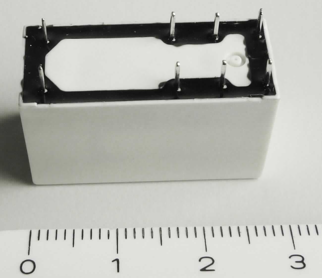 Relais, NF75-001E712,
- in einem Kunststoffgehäuse mit einer Spule und mehreren Anschlusspins,
- mit einer Spulenspannung von 12 V und einem Laststrom von 16 A,
- mit einem Abstand zwischen den Anschlusspins des Lastkreises von unter 12,5 mm,
- zum elektromagnetischen Schalten.

Die Ware wird als "elektrisches Gerät zum Schließen und  Unterbrechen von elektrischen Stromkreisen, Relais, für eine Spannung von 60 V oder weniger, für eine Stromstärke von mehr als 2 A, nicht für bestimmte Luftfahrzeuge, Leistungsrelais mit einer elektromechanischen Schaltfunktion, einem Laststrom von 3 Ampere oder mehr, jedoch nicht mehr als 16 Ampere, einer Spulenspannung von 5 Volt oder mehr, jedoch nicht mehr als 24 Volt, einem Abstand zwischen den Anschlusspins des Lastkreises von nicht mehr als 12,5 mm"eingereiht.

Anlage: 1 Abbildung