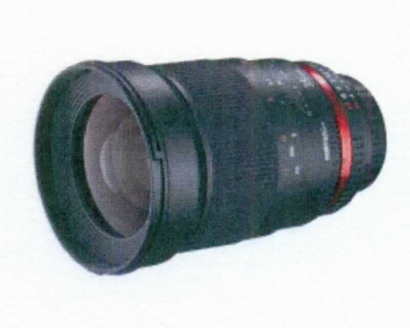 Objektive mit der Artikelbezeichnung "walimex pro 35/1,4" (Artikelnummern: 16958, 16959, 16960, 16961, 17222, 17223, 20105, 20106, 20107, 20108, 20176), in Form von Warenzusammenstellungen in Aufmachung für den Einzelverkauf, im Wesentlichen bestehend aus 12 vergüteten Glaslinsen in 10 Gruppen in einem  Gehäuse aus Metall (Durchmesser: ca. 83 mm, max. Länge: 109 mm - 110 mm) mit Innenfokussierung und manueller Fokussierung, mit einer Brennweite von 35 mm (KB) bzw. 52,5 mm (APS-C), teilweise mit eingebautem Chip zur Steuerung der Blende. Die Objektive werden an Kameras angeschlossen und dienen der Fotografie.
1 Abbildung: siehe Anlage

Die Objektive (charakterbestimmender Bestandteil in Bezug auf die Verwendung) sind gemeinsam verpackt mit 1-2 Objektivdeckeln, einer Gegenlichtblende und einer Objektivtasche bzw. einem Objektivbeutel.

Die Waren werden als "gefasstes optisches Element aus optisch bearbeitetem Glas, Objektiv, für Kameras, mit einer Brennweite von nicht weniger als 25 mm und nicht mehr als 150 mm, bestehend aus Linsen aus Glas, mit einem Durchmesser von nicht weniger als 60 mm und nicht mehr als 190 mm" eingereiht.