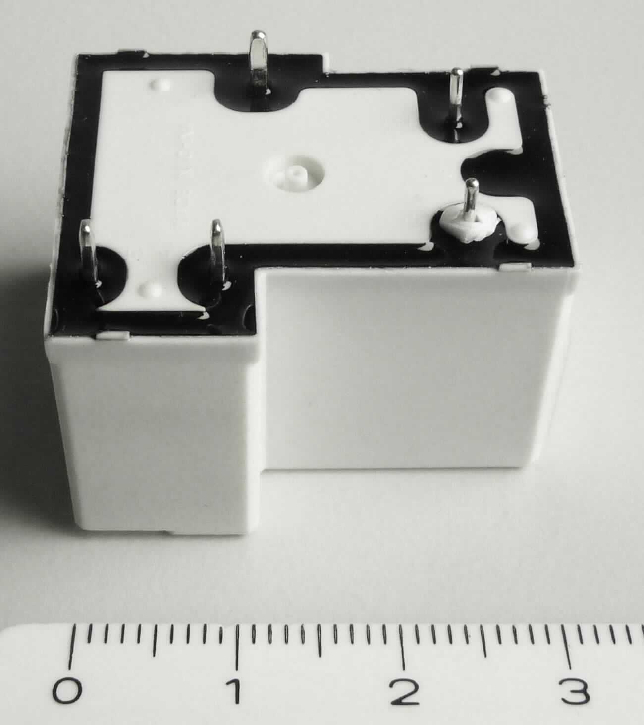 Relais, NF90-001E12,  
- in einem Kunststoffgehäuse mit einer Spule und mehreren Anschlusspins,
- mit einer Spulenspannung von 12 V und einem Laststrom von 16 A, (max. 30A/40A),
- mit einem Abstand zwischen den Anschlusspins des Lastkreises von über 12,5 mm,
- zum elektromagnetischen Schalten.

Die Ware wird als "elektrisches Gerät zum Schließen und  Unterbrechen von elektrischen Stromkreisen, Relais, für eine Spannung von 60 V oder weniger, für eine Stromstärke von mehr als 2 A, nicht für bestimmte Luftfahrzeuge,   keine Ware des TARIC-Codes 8536 4190 40 oder 8536 4190 50" eingereiht.

Anlage: 1 Abbildung
