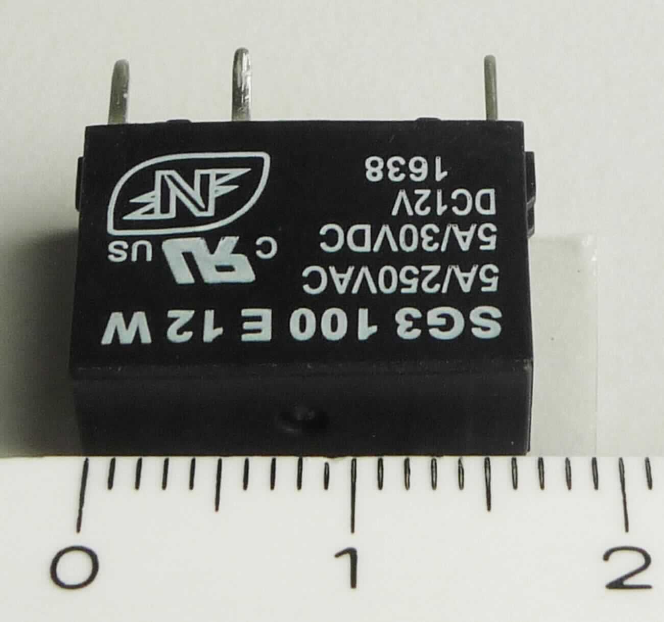 Relais, SG3100E12W,
- in einem Kunststoffgehäuse mit einer Spule und mehreren Anschlusspins,
- mit einer Spulenspannung von 12 V und einem Laststrom von 5 A,
- mit einem Abstand zwischen den Anschlusspins des Lastkreises von 4 mm,
- zum elektromagnetischen Schalten.

Die Ware wird als "elektrisches Gerät zum Schließen und  Unterbrechen von elektrischen Stromkreisen, Relais, für eine Spannung von 60 V oder weniger, für eine Stromstärke von mehr als 2 A, nicht für bestimmte Luftfahrzeuge, Leistungsrelais mit einer elektromechanischen Schaltfunktion, einem Laststrom von 3 Ampere oder mehr, jedoch nicht mehr als 16 Ampere, einer Spulenspannung von 5 Volt oder mehr, jedoch nicht mehr als 24 Volt, einem Abstand zwischen den Anschlusspins des Lastkreises von nicht mehr als 12,5 mm" eingereiht.

Anlage: 1 Abbildung