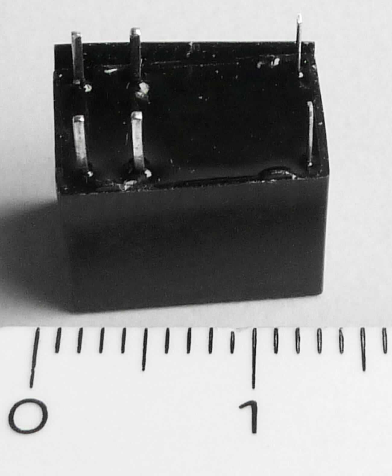 Relais, ST1001C12W
- in einem Kunststoffgehäuse mit einer Spule und mehreren Anschlusspins,
- mit einer Spulenspannung von 12 V und einer Stromstärke von maximal 1 A,
- zum elektromagnetischen Schalten.

Die Ware wird als "elektrisches Gerät zum Schließen und  Unterbrechen von elektrischen Stromkreisen, Relais, für eine Spannung von 60 V oder weniger, für eine Stromstärke von 2 A oder weniger, nicht für bestimmte Luftfahrzeuge, kein photoelektrisches Relais"eingereiht.

Anlage: 1 Abbildung