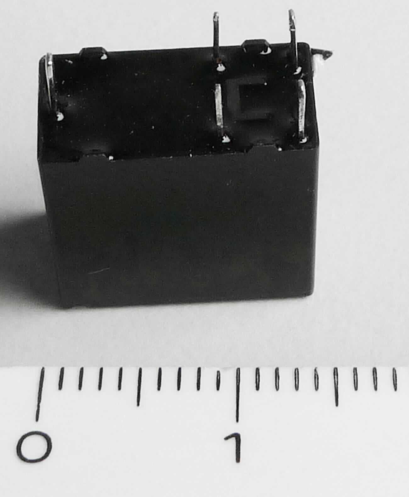 Relais, NF125-001E12S,  
- in einem Kunststoffgehäuse mit einer Spule und mehreren Anschlusspins,
- mit einer Spulenspannung von 12 V und einem Laststrom von über 16 A (max. 30 A),
- zum elektromagnetischen Schalten.

Die Ware wird als "elektrisches Gerät zum Schließen und  Unterbrechen von elektrischen Stromkreisen, Relais, für eine Spannung von 60 V oder weniger, für eine Stromstärke von mehr als 2 A, nicht für bestimmte Luftfahrzeuge,   keine Ware des TARIC-Codes 8536 4190 40 0 oder 8536 4190 50" eingereiht.

Anlage: 1 Abbildung