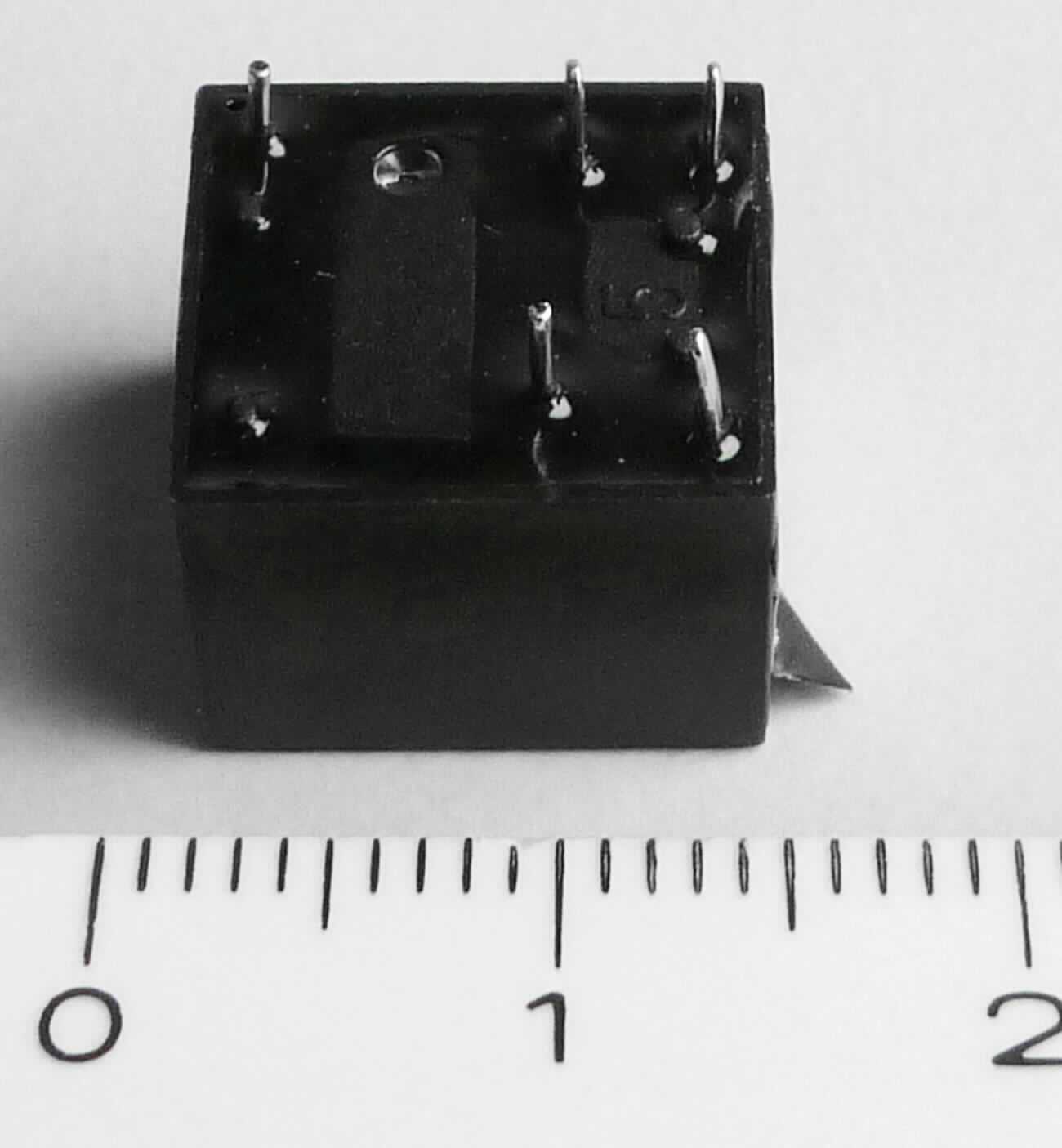 Relais, NF123H-001E12,  
- in einem Kunststoffgehäuse mit einer Spule und mehreren Anschlusspins,
- mit einer Spulenspannung von 12 V und einem Laststrom von über 16 A (max. 30 A),
- zum elektromagnetischen Schalten.

Die Ware wird als "elektrisches Gerät zum Schließen und  Unterbrechen von elektrischen Stromkreisen, Relais, für eine Spannung von 60 V oder weniger, für eine Stromstärke von mehr als 2 A, nicht für bestimmte Luftfahrzeuge,   keine Ware des TARIC-Codes 8536 4190 40 0 oder 8536 4190 50" eingereiht.

Anlage: 1 Abbildung