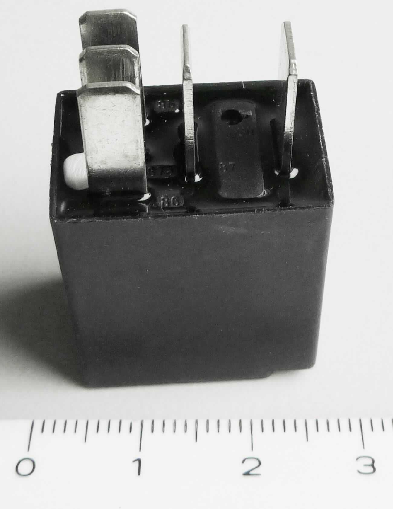 Relais, NF117-001E12,  
- in einem Kunststoffgehäuse mit einer Spule und mehreren Anschlusspins,
- mit einer Spulenspannung von 12 V und einem Laststrom von über 16 A,
- zum elektromagnetischen Schalten.

Die Ware wird als "elektrisches Gerät zum Schließen und  Unterbrechen von elektrischen Stromkreisen, Relais, für eine Spannung von 60 V oder weniger, für eine Stromstärke von mehr als 2 A, nicht für bestimmte Luftfahrzeuge,   keine Ware des TARIC-Codes 8536 4190 40 0 oder 8536 4190 50" eingereiht.

Anlage: 1 Abbildung