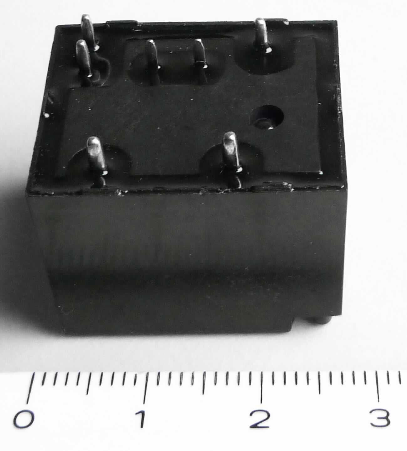Relais, NF120-001E12S,  
- in einem Kunststoffgehäuse mit einer Spule und mehreren Anschlusspins,
- mit einer Spulenspannung von 12 V und einem Laststrom von 15 A /20 A (NC/NO),
- zum elektromagnetischen Schalten.

Die Ware wird als "elektrisches Gerät zum Schließen und  Unterbrechen von elektrischen Stromkreisen, Relais, für eine Spannung von 60 V oder weniger, für eine Stromstärke von mehr als 2 A, nicht für bestimmte Luftfahrzeuge,   keine Ware des TARIC-Codes 8536 4190 40 0 oder 8536 4190 50" eingereiht.

Anlage: 1 Abbildung