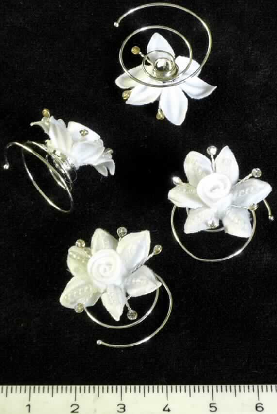 Sog. künstliche Blüten.
Es handelt sich um Kopfschmuck, sog. Curlies, mit einem Durchmesser von ca. 2,5 cm, in Form eines spiralförmig gewundenen Drahtes mit einem kugelförmig ausgearbeitetem Ende und einer am oberen Ende angebrachten "Fassung" aus unedlem Metall, in die eine stilisierte Blüte aus Spinnstoff und Kunststoff eingearbeitet ist. Das Erzeugnis ist dazu bestimmt im Haar, bspw. in einem Haarknoten befestigt zu werden.
Die Ware ist als Sortiment mit elf "Curlies" in einer Kunststofftüte verpackt.

Das Erzeugnis ist als "den Haarnadeln ähnliche Ware" einzureihen.