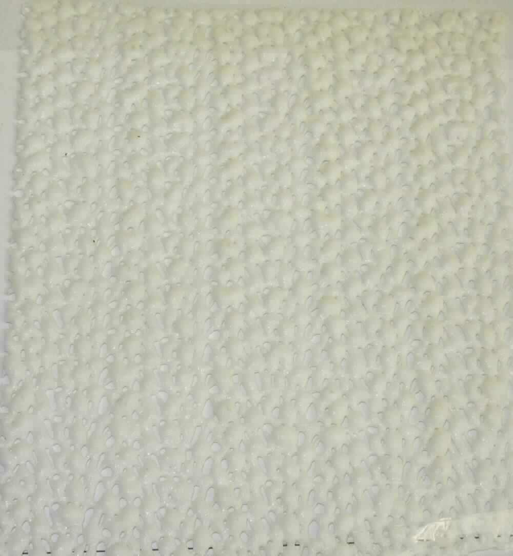 Angaben des Antragstellers:
weiße Anti-Rutschmatte, individuell zuschneidbar
Größe: 50 x 150 cm
Material: EVA

Feststellungen an einem Warenmuster:
Es wurde ein Abschnitt eines weißen, grobmaschigen Gewirkes vorgelegt, dessen Fäden mit einem weißen, geschäumten Kunststoff bestrichen sind. Bei dem Kunststoff handelt es sich um Polyvinylchlorid (PVC).

Befund:
Es handelt es sich um einen Bodenbelag aus Polymeren des Vinylchlorids im Sinne der Unterposition (HS) 3918 10.
