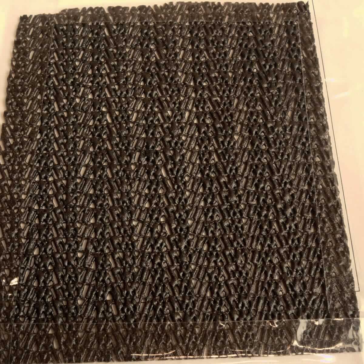 Angaben des Antragstellers:
schwarze Anti-Rutschmatte, individuell zuschneidbar
Größe: 50 x 150 cm
Material: EVA

Feststellungen an einem Warenmuster:
Es wurde ein Abschnitt eines grobmaschigen Gewirkes vorgelegt, dessen Fäden mit einem schwarzen, geschäumten Kunststoff bestrichen sind. Bei dem Kunststoff handelt es sich um Polyvinylchlorid (PVC).

Befund:
Es handelt es sich um einen Bodenbelag aus Polymeren des Vinylchlorids im Sinne der Unterposition (HS) 3918 10.