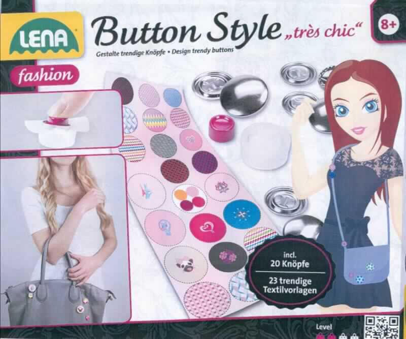 Bei der Ware ("LENA - Button Style trés chic", Art.: 42595) handelt es sich gemäß Antragsangaben um ein mit einer Anleitung in einem bedruckten Karton verpacktes Set, das sich als Warenzusammenstellung in Aufmachung für den Einzelverkauf darstellt und folgende Bestandteile beinhaltet: 
- 20 noch nicht zusammengesetzte Metallknöpfe, sog. Buttons, in drei unterschiedlichen Größen (charakterbestimmend aufgrund der Bedeutung für die Verwendung),
- 23 Textilvorlagen (Muster) und
- 3 zweiteilige Werkzeuge (eines für jede Knopfgröße) aus Kunststoff zum Aufdrücken der zuvor aus dem Bogen auszuschneidenden Muster auf die Knöpfe.

Die sog. Buttons sind auf der Rückseite mit einer Öse zum Annähen versehen und stellen sich als Metallknöpfe dar, die zum Annähen an Wäsche o. Ä. bestimmt sind. Mithilfe der in dem Set befindlichen Werkzeuge sowie Vorlagen können die Knöpfe zusätzlich auf der Schauseite mit einem Spinnstoffüberzug dekoriert werden.

Die Warenzusammenstellung ist als "Knöpfe, keine Druckknöpfe, aus Metall, nicht mit Spinnstoffen überzogen" einzureihen.