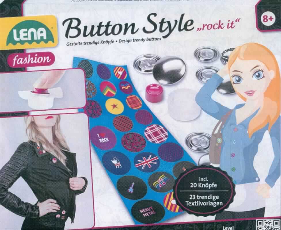 Bei der Ware ("LENA - Button Style rock it", Art.: 42596) handelt es sich gemäß Antragsangaben um ein mit einer Anleitung in einem bedruckten Karton verpacktes Set, das sich als Warenzusammenstellung in Aufmachung für den Einzelverkauf darstellt und folgende Bestandteile beinhaltet: 
- 20 noch nicht zusammengesetzte Metallknöpfe, sog. Buttons, in drei unterschiedlichen Größen (charakterbestimmend aufgrund der Bedeutung für die Verwendung),
- 23 Textilvorlagen (Muster) und
- 3 zweiteilige Werkzeuge (eines für jede Knopfgröße) aus Kunststoff zum Aufdrücken der zuvor aus dem Bogen auszuschneidenden Muster auf die Knöpfe.

Die sog. Buttons sind auf der Rückseite mit einer Öse zum Annähen versehen und stellen sich als Metallknöpfe dar, die zum Annähen an Wäsche o. Ä. bestimmt sind. Mithilfe der in dem Set befindlichen Werkzeuge sowie Vorlagen können die Knöpfe zusätzlich auf der Schauseite mit einem Spinnstoffüberzug dekoriert werden.

Die Warenzusammenstellung ist als "Knöpfe, keine Druckknöpfe, aus Metall, nicht mit Spinnstoffen überzogen" einzureihen.