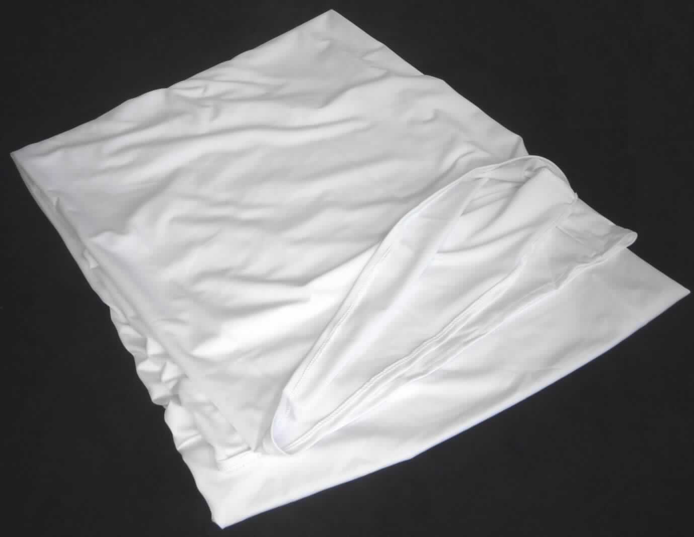 Kuliergewirke, Foto siehe Anlage,
- als Meterware, auf Rollen, mit einer Breite von laut Antrag 160 cm - 165 cm,
- aus laut Antrag 90 % Polyester und 10 % Elasthan (Elastomergarn; beides synthetische Chemiefasern),
- ohne Flor- oder Schlingenoberfläche,
- gebleicht. 

"Gewirke, anderes als in den Positionen 6001 bis 6005 genannte, aus synthetischen Chemiefasern, gebleicht"