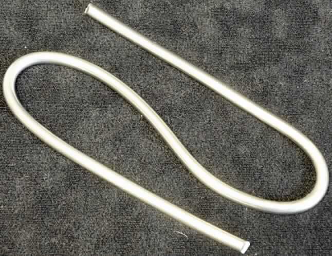 Lagermetalldraht

Bei der Ware handelt es sich um einen silbrig glänzenden biegsamen Draht auf Rollen, mit einem kreisförmigen Durchmesser von ca. 3,2 mm. Das Erzeugnis besteht gemäß den Angaben aus legiertem Zinn.  Verwendung findet der Weißmetalldraht in Lagerbuchsen, in die er mit Hilfe einer Lötmaschine eingelötet wird und dort als Gleitschicht dient. Diese Lager (nicht Bestandteil der vZTA) werden zur Lagerung von Stützwalzen in einem Metallwalzwerk eingesetzt.

Die Ware ist aufgrund ihrer Beschaffenheit als Draht aus legiertem Zinn in die Unterposition 8003 0000 der Kombinierten Nomenklatur einzureihen.