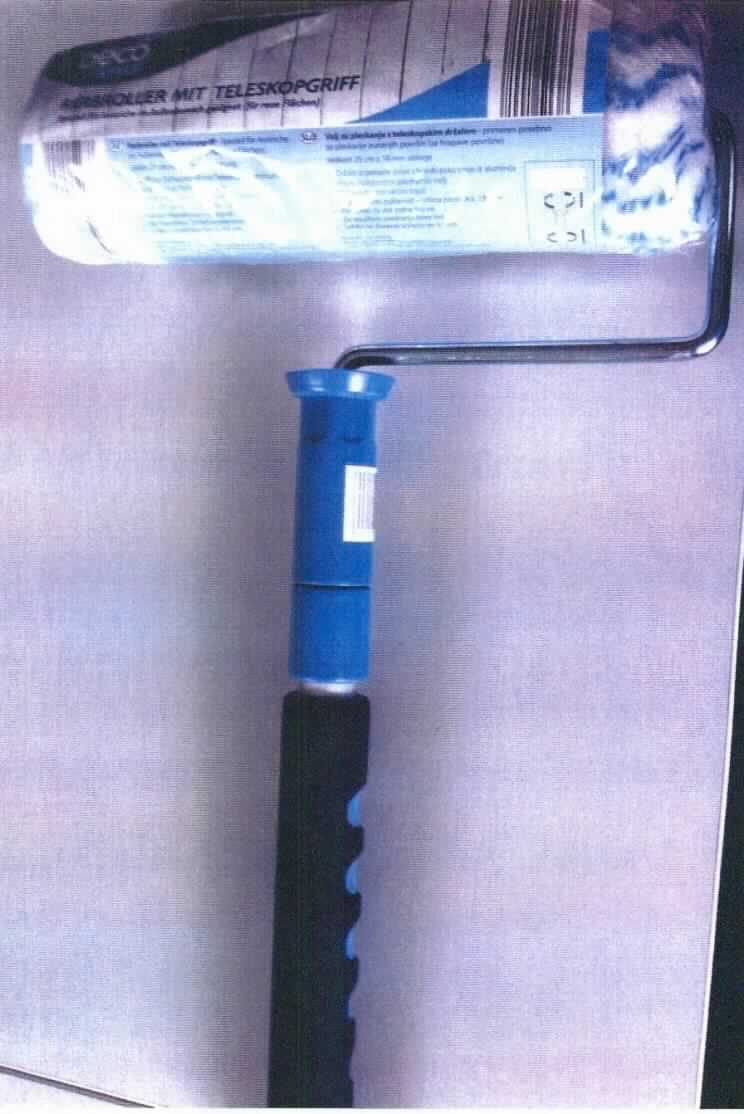 Es handelt sich bei der Ware gemäß Antragsabgaben um einen ca. 25 cm großen Roller zum Anstreichen, im Wesentlichen bestehend aus einer gepolsterten Walze aus Polyamid und einem Metallbügel mit einem zweifach bis auf eine Länge von 87 cm ausziehbaren Teleskopstiel aus Aluminium mit Kunststoffgriff (Schaumstoff).

Das eingeschweißte, mit einem Papiereinleger für den Einzelverkauf aufgemachte Erzeugnis dient zum Auftragen von Wandfarbe.

Die Ware ist als "Roller zum Anstreichen" einzureihen.