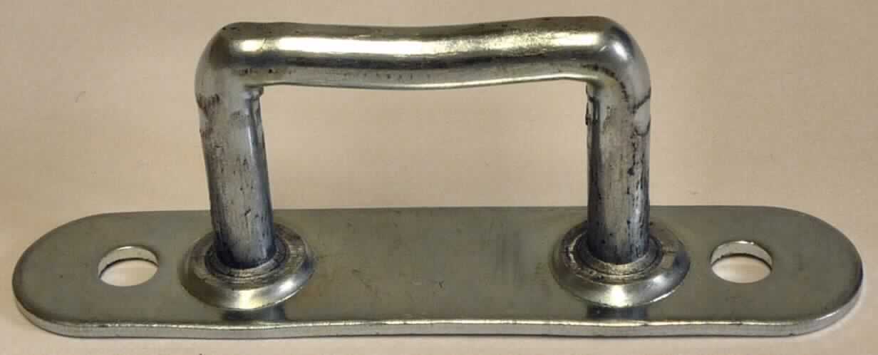 Es handelt sich um aus unedlem Metall gefertigte Erzeugnisse bestehend aus einer ca. 7 cm langen ovalen Grundplatte, die seitlich mit zwei kreisrunden Lochungen versehen ist, und einem an der Grundplatte angebrachten U-förmigen Bügel. Die Erzeugnisse weisen eine Gesamthöhe von ca. 2,6 cm auf, werden an Kfz-Anhängern angebracht und dienen zum Befestigen von Netzen, Planen usw.
- Antragstellerangaben -

Abbildung siehe Anlage. 

Derartige Erzeugnisse gehören als "andere Beschläge aus unedlem Metall, für Karosserien (Kraftfahrzeuge)" zur Codenummer 8302 3000 00 des Integrierten Zolltarifs der EG (TARIC).