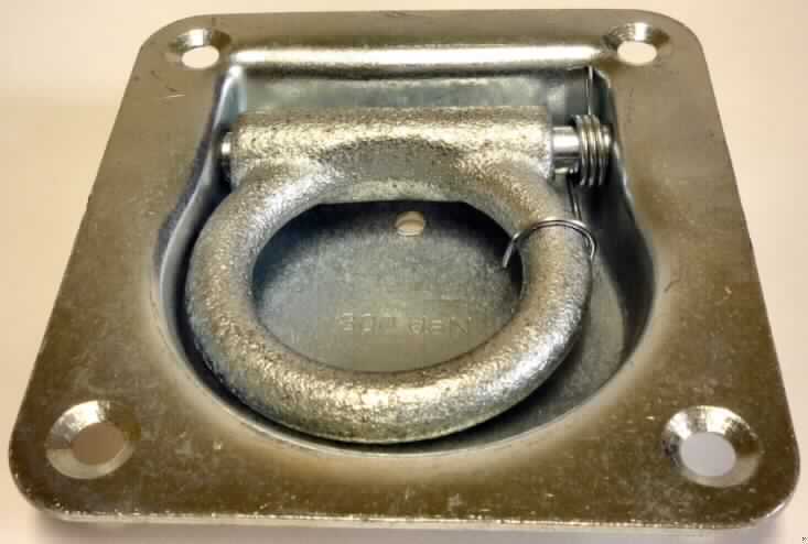 Es handelt sich um vollständig aus unedlem Metall gefertigte Erzeugnisse, bestehend aus einer nahezu rechteckigen Grundplatte, die mittig mit einer spezifisch geformten Vertiefung und in jeder Ecke mit einer Lochung versehen ist, und einem in der Vertiefung angebrachten, beweglichen, nahezu kreisrunden Bügel. 
Die Erzeugnisse werden in Kfz-Anhängern angebracht und dienen dort der Ladungssicherung.
Abmessungen: Länge etwa 10 cm, Breite etwa 9,5 cm, max. Höhe etwa 2,5 cm.
- Antragstellerangaben -

Abbildung siehe Anlage.

Derartige Erzeugnisse gehören als "andere Beschläge aus unedlen Metallen, für Karosserien (Kraftfahrzeuge)" zur Codenummer 8302 3000 00 des Integrierten Zolltarifs der EG (TARIC).