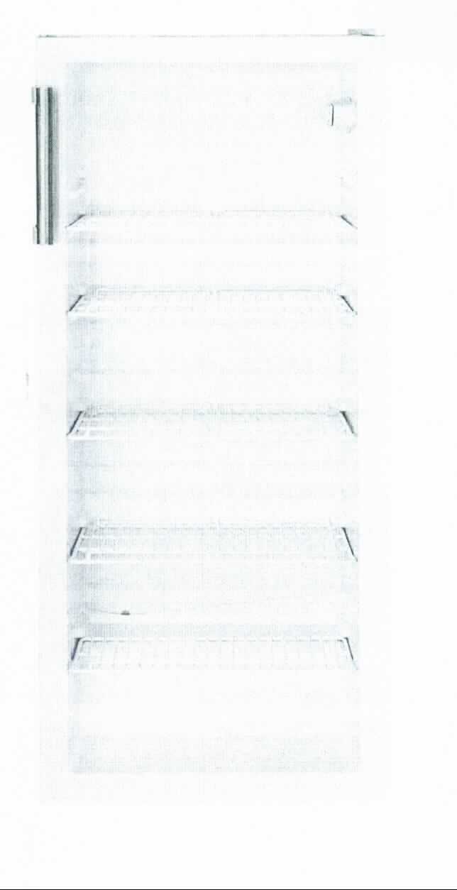 Schaukühlmöbel,
- aus einem Standgerät (Abmessungen H x B x T: 1420 x 550 x 575 mm) mit Kompressor-Funktion, mit 
  einer Fronttüre aus Isolierglas mit Kunststoffrahmen zur Warenpräsentation und Entnahme des Kühlguts,
  verstellbaren Gitterablagen sowie LED-Innenraumbeleuchtung (Abbildung siehe Anlage),
- zur Kühlung und gleichzeitigen Präsentation von Verkaufsprodukten (Getränke in Flaschen oder Dosen).

"Apparat zur Kälteerzeugung, Schaukühlmöbel mit eingebautem Verdampfer, nicht für tiefgekühlte Waren - Schaukühlmöbel"