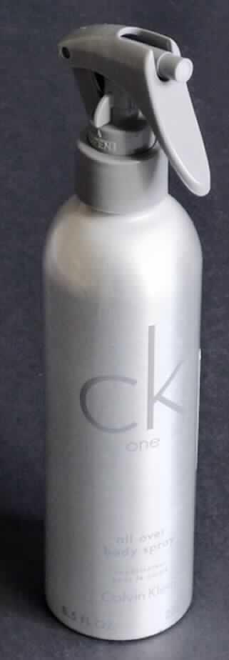 Bodyspray

Bei der vorliegenden Ware handelt es sich um eine Mischung veschiedener Duftstoffe, die auf dem gesamten Körper angewendet werden soll. Sie ist in einer Metallflasche (Inhalt 250 ml) mit einem Kunststoffsprühkopf für den Einzelverkauf aufgemacht. Die Verpackung enthält Hinweise zur Verwendung und Zusammensetzung.

Zolltariflich handelt es sich um ein Körperdesodorierungsmittel.