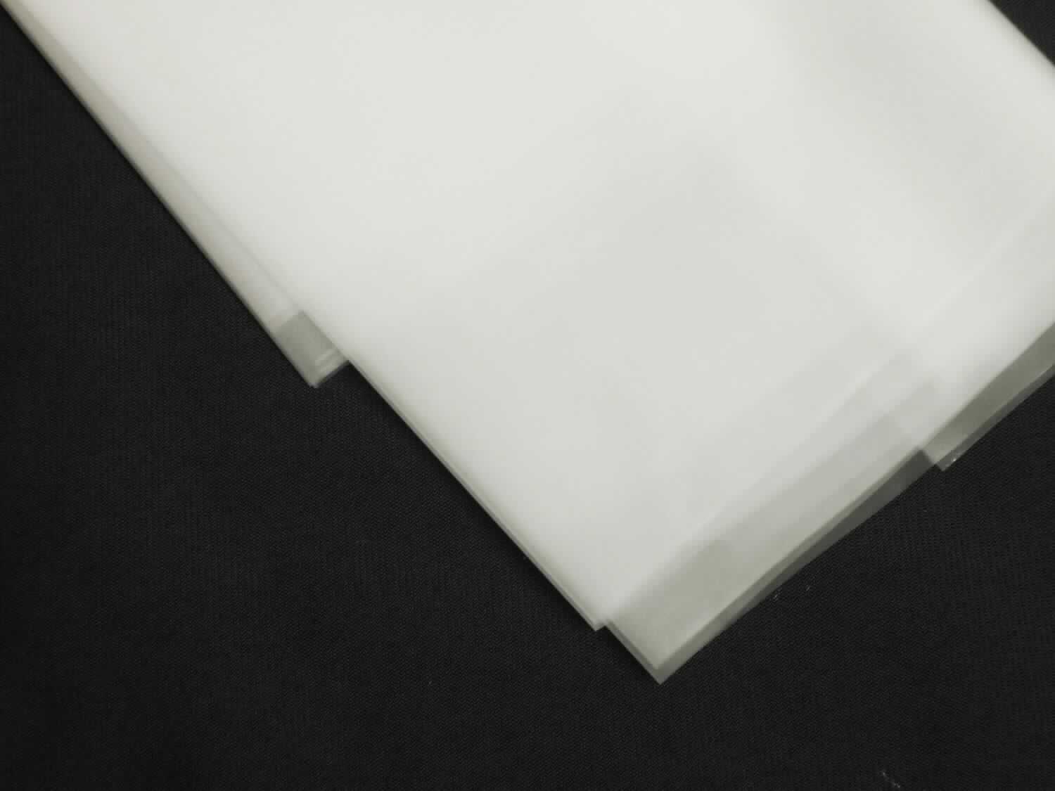 Angaben des Antragstellers:
BOPP-Thermo-Kaschierfolie in GLANZ aus Polypropylen und Polyethylenvinylalkohol. Die Folie besteht aus einer Polypropylenschicht und einer Polyethylenvinylalkoholschicht. Sie dient zum Beschichten verschiedener Papierprodukte. Die Folie wird bei Erwärmung selbstklebend und so auf dem Papierträger aufgebracht. Die Folie ist zur Aufnahme von Flüssigkeiten mikroporös. Die Folie kommt in verschiedenen Abmessungen und Stärken bis 0,1 mm in den Handel.
Polypropylen 12 µm, Polyethylenvinylalkohol 12 µm

Untersuchungsergebnisse an einem Warenmuster:
Abschnitt einer leicht trüben, transparenten Folie, mit einer Seite aus einem Polypropylen (mikroporös) und einer Seite aus Polyethylenvinylacetat.

Befund:
Es liegt eine Verbundfolie aus einer Lage mikroporösem Polypropylen und einer Lage Polyvinylacetat vor. Beide Lagen sind gleich dick, Charakterverleihend ist die mikroporöse Lage aus Polypropylen. Es liegt eine Folie der Codenummer 3921 1900 990 vor.