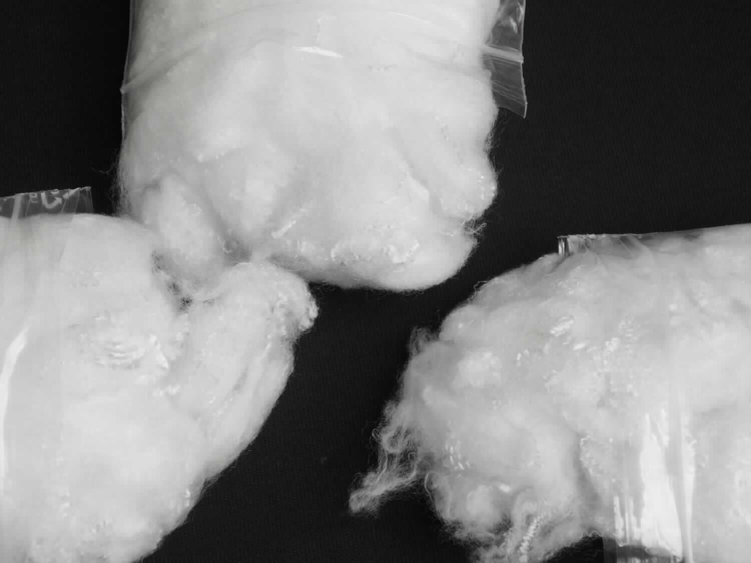 Synthetische Spinnfasern, sog. Polypropylen Staple Faser, Foto siehe Anlage,
- aus laut Antrag Polypropylen (synthetische Chemiefasern),
- in unterschiedlichen Längen geschnitten,
- weder gekrempelt (damit keine Watte) noch gekämmt, noch anders für die Spinnerei bearbeitet,
- wird laut Antrag zur Herstellung von Vliesen für Geotextilien und von Wisch- und Putztüchern eingesetzt 
  (somit keine Ware des TARIC-Codes 5503 4000 10).

"Synthetische Spinnfasern, weder gekrempelt noch gekämmt noch anders für die Spinnerei bearbeitet, 
 aus Polypropylen, andere als im TARIC-Code 5503 4000 10 genannte"